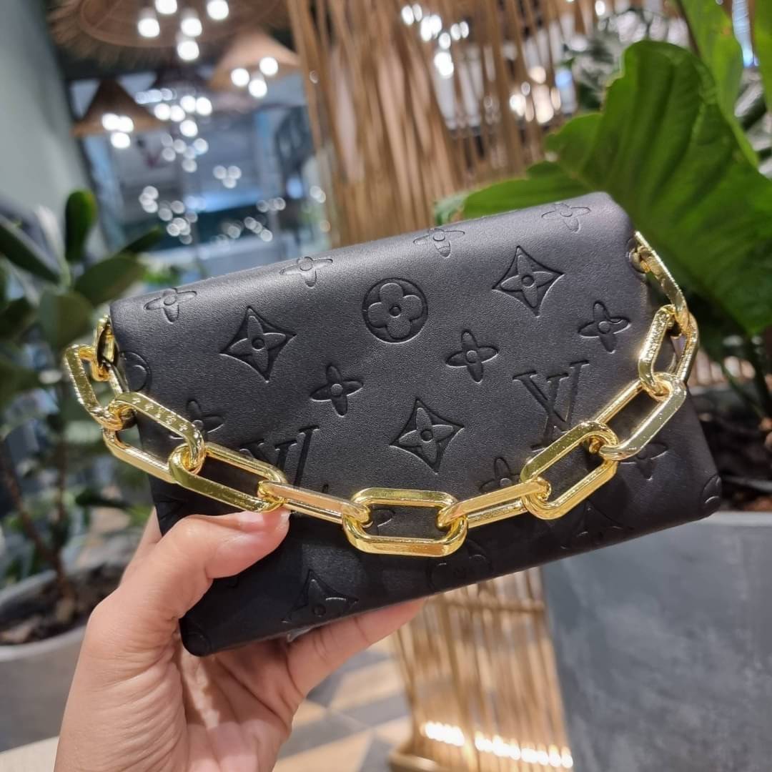 VIP 🥂 LV POCHETTE COUSSIN กระเป๋าสะพายกึ่งคลัชท์ ไซส์มินิ น่ารักมากๆ สุดหรูด้วยวัสดุหนังแกะปั๊มลายสวยคม ฟูนุ่ม สัมผัสดี มาพร้อมสายโซ่ใหญ่ในตัว ดูแพง!! และสายโซ่เล็กสะพายข้างได้กำลังสวย เปิด-ปิดด้วยกระดุมแม่เหล็ก ภานในเป็นช่องโล่ง แบ่งสัดส่วน ใส่ขอ