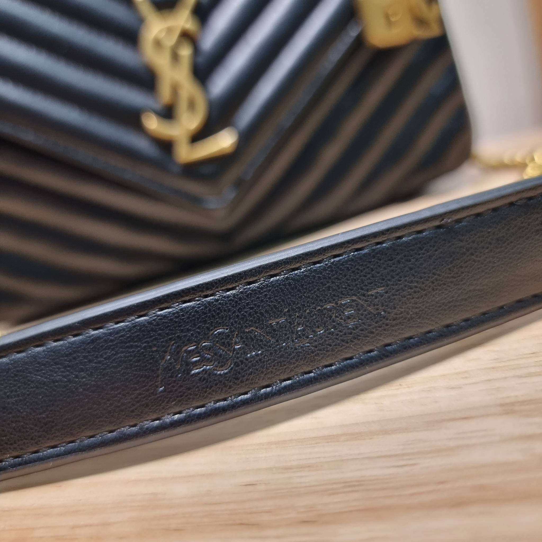 YSL College Medium Bag / Yves Saint laurent crossbody boutique กระเป๋าสะพายไหล่ ดีไซน์ทรงสวยหรู พิเศษ แถมฟรี พวงกุญแจห้อยเอกลักษณ์แบรนด์ ดูแพงไปหมดจริงๆไอเท็มนี้