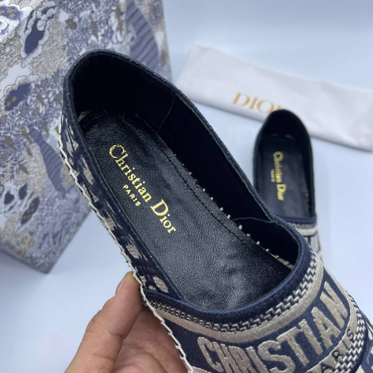 DIOR GRANVILLE ESPADRILLE Oblique Embroidered Cotton รองเท้าที่เป็นเอกลักษณ์ ที่สุดแห่งความหรูหราที่ใช้งานได้ทุกวัน ตัดเย็บจากผ้าฝ้ายปักลาย ประดับด้วยรายละเอียดสวยงาม งานเกรดออริจินอล 1:1 เหมือนที่สุด ภาพสินค้าถ่ายจากงานขายจริง ไม่โป๊ะแตกแน่นอนค่า