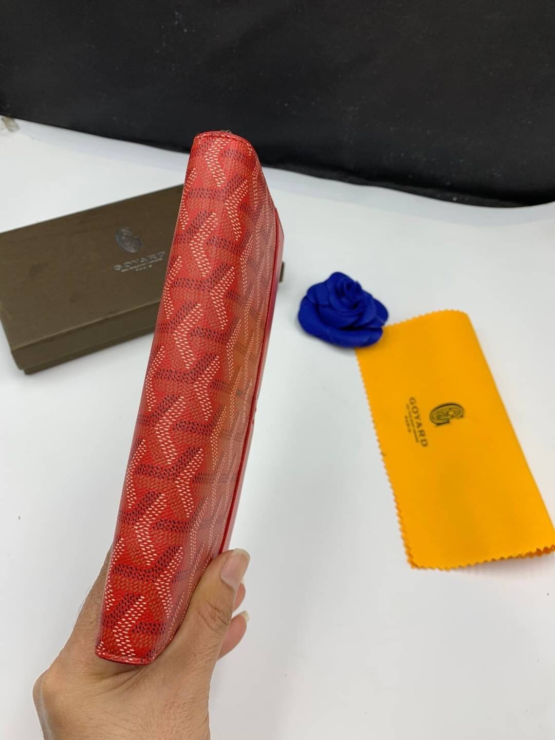 VIP GIFT 】GOYARD round zipper Matignon Long Wallet กระเป๋าสตางค์ซิปรอบใบยาว พร้อมส่ง 6 สี เหมาะกับการใช้งานทุกรูปแบบ นอกจากเพิ่มความมั่นใจแล้ว ยังทำให้ชีวิตของเราง่ายขึ้นอีกด้วย โดยการเปิดปิดแบบซิปรอบ สามารถใส่ธนบัตร เหรียญ บัตรต่างๆได้หลายใบเลยทีเดียว ขน