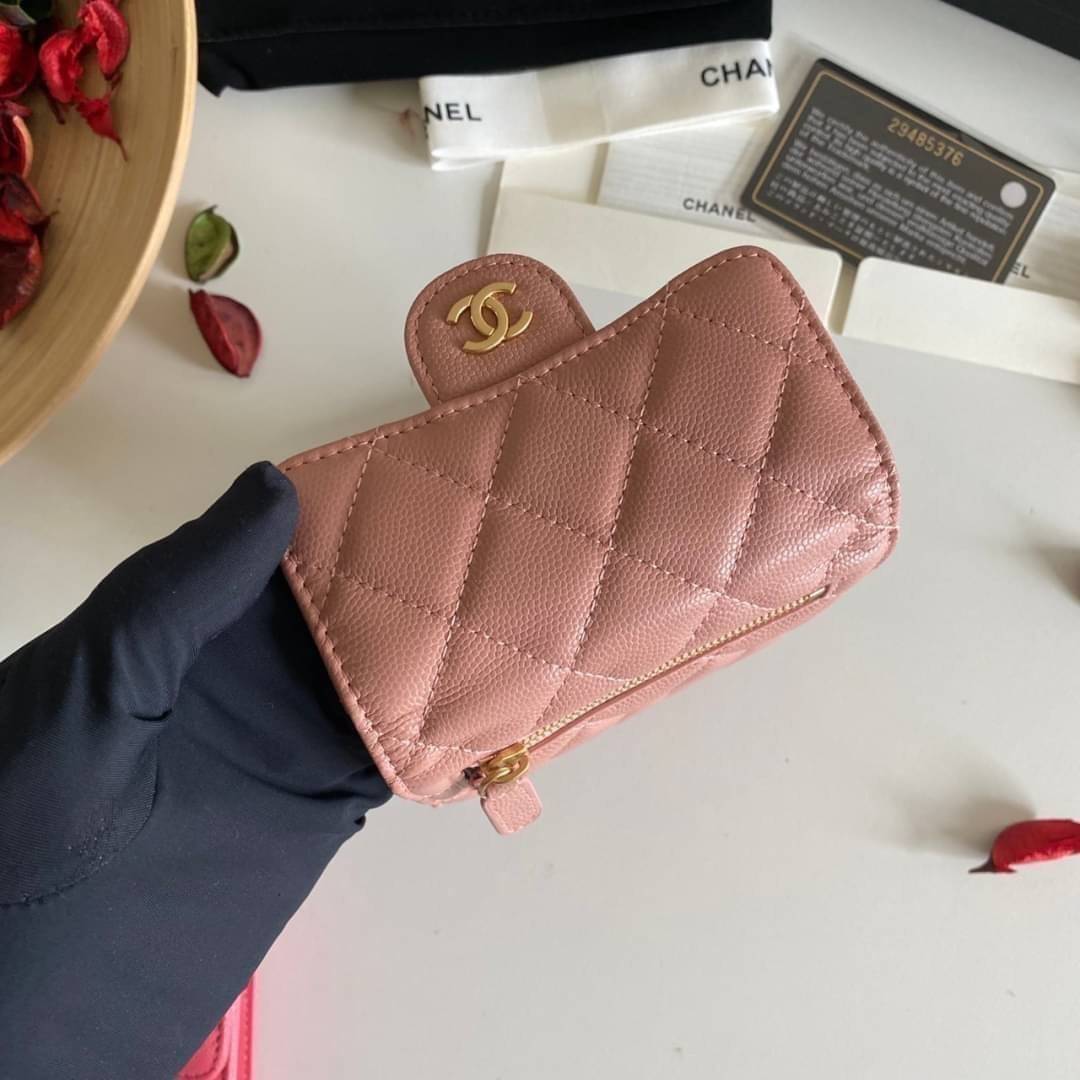หนังแท้ Chanel Classic small wallet caviar 3 พับ พร้อมส่งที่ไทย รุ่นยอดนิยมไอเท็มฮิตวัสดุหนังแท้คาเวียร์สวยคลาสสิคเปิดปิดด้วยฝาปิดกระดุมด้านหน้ามีโลโก้แบรนด์อะไหล่ทองสวยหรูดูดี ตัวจริงสวยน่าใช้ Chanel mini นาทีนี้กำลัง in สุดๆ ภาพสินค้าถ่ายจากงานขายจริง ใ