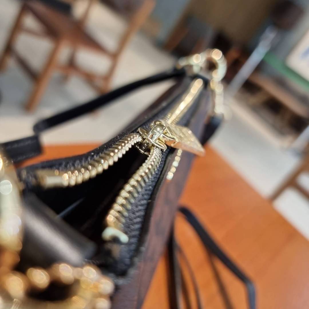 COACH F58321 TOP HANDLE POUCH อีกรุ่นฆ่าไม่ตาย!! 😎 ขายดีขายหมด ขายรวยขายปังๆ!! กระเป๋าพอชจากโค้ช ทรงใช้งานง่าย สะดวก กะทัดรัด วัสดุหนังแคนวาสเคลือบคุณภาพดี มาพร้อมสายคล้องในตัว และสายสะพาย crossbody ปรับเปลี่ยนได้ตามสไตล์ อีกหนึ่งไอเท็มที่สาวๆต้อง