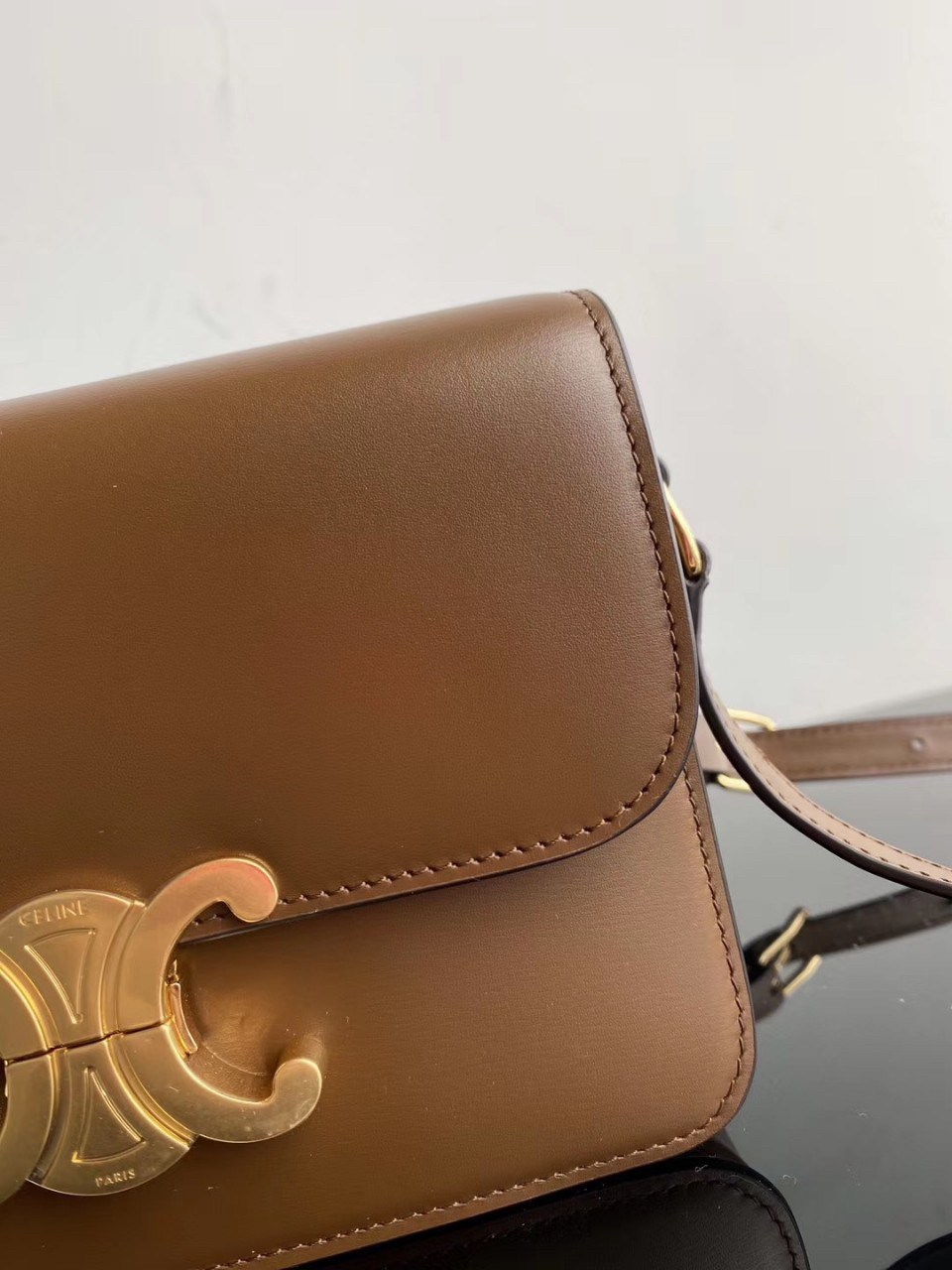 พร้อมส่ง 2 สี 2ขนาด NEW!! CELINE SHOULDER BAG VIP GIFT WITH PURCHASE (GWP) พรีเมี่ยมกิ๊ฟ Limited Edition จาก CELINE HAUTEPARFUME DUTYFREE COUNTER วัสดุหนังแท้ **เงาสวยมาก ทรงกล่องอยู่ทรง ขนาดกะทัดรัด เปิดปิดด้วยตัวล้อคแบรนด์สีทอง ภายในมีช่องใส่ของโล่ง สาม