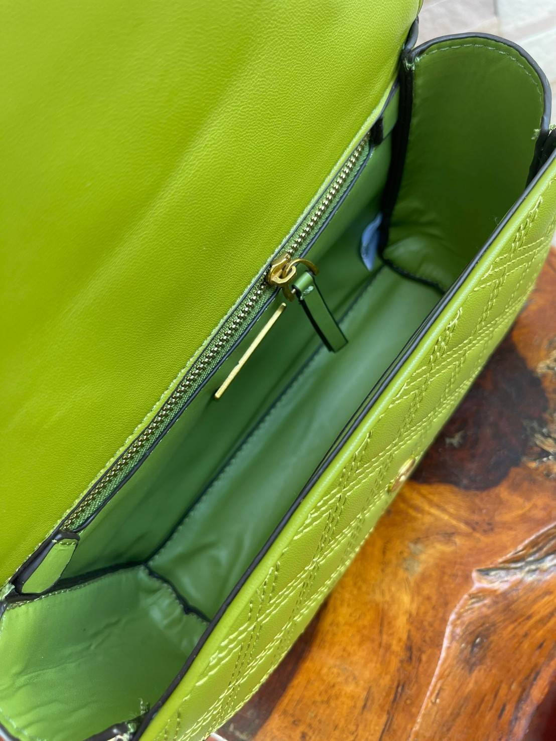 TORY BURCH Fleming Convertible Shoulder Bag ดีไซน์น่ารัก ดูแพงไม่เป็นรองใคร ใช้ได้ทั้งทั่วไปและออกงาน สาว ๆ คนไหนที่กำลังมองหากระเป๋าสะพายไหล่น่ารัก ๆ สักใบที่มีดีไซน์โดดเด่น สะดุดตาล่ะก็ไม่ควรพลาดกับ Collection นี้เลยค่ะ เพราะ Fleming นั้นเป็นรุ่นที่เรีย