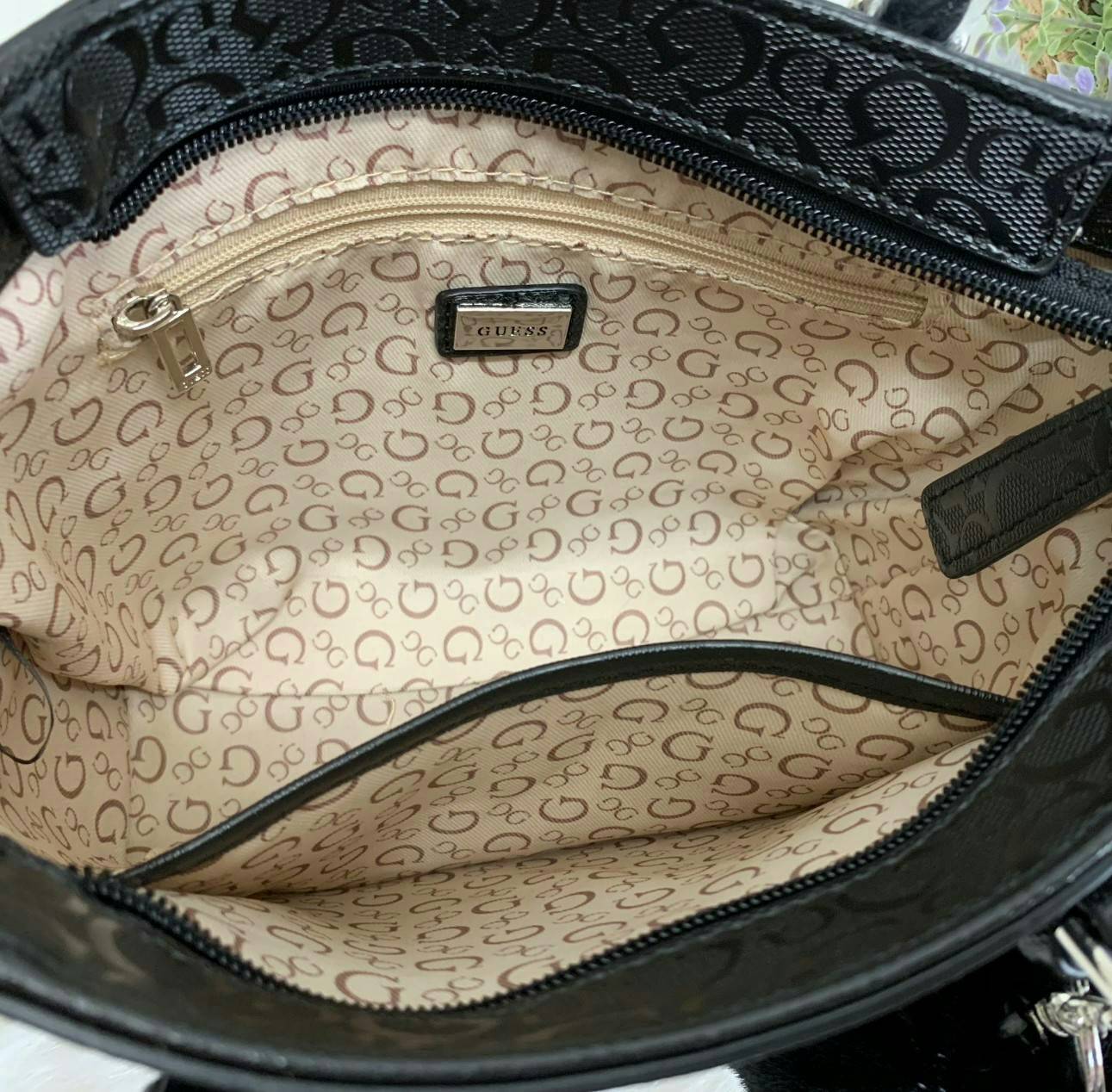 GUESS MINI TOTE BAG กระเป๋าถือหรือสะพายข้าง วัสดุหนังปั้มแบรนด์ทั้งใบ ด้านหน้ามีโลโก้แบรนด์ พร้อมห้อยพวงปอมปอมขนนิ่มมาให้ด้วยค่ะ เปิดปิดกระเป๋าแบบซิป ภายในใส่กระเป๋าสตางค์ใบยาวได้ค่ะ มีช่องซิปและช่องเล็กใส่ของจุกจิกนะค่ะ มาพร้อมสายยาวถอดออกได้เลื่อนปรับระ