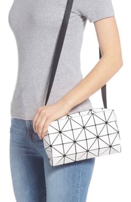 BAOBAO Issey Miyake CARTON GLOSS SHOULDER BAG มาในไซส์ขนาดกะทัดรัด โดดเด่นด้วยดีไซน์อันเป็นเอกลักษณ์ของแบรนด์ ที่สำคัญน้ำหนักเบา
