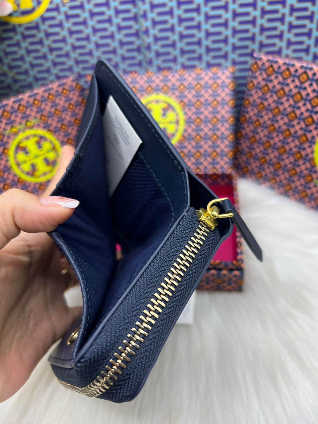 Tory Burch Charlie Mini Bi-fold Leather Wallet / Tory Wallet พร้อมส่ง กระเป๋าสตางค์ใบสั้น รุ่นใหม่ขายดี หรูหราทุกสี ดีไซน์คลาสสิค ขนาดกำลังพอเหมาะ โดดเด่นด้วยโลโก้