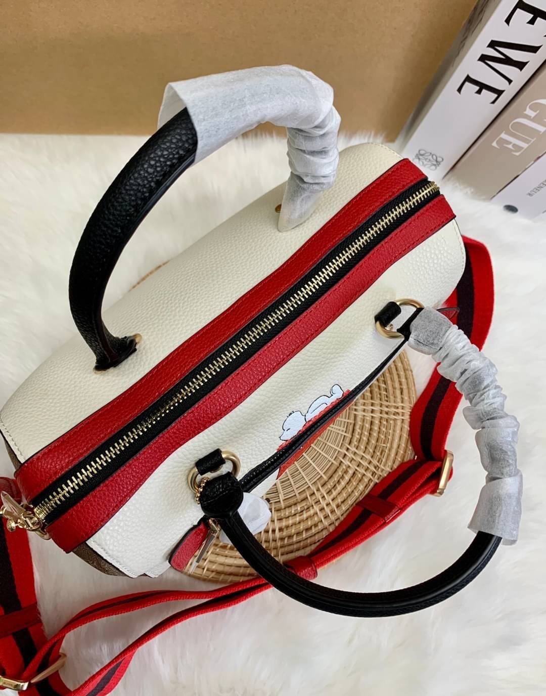 LIMITED EDITION💥 🌈สวย+คุณภาพ สินค้าต้องมีค่า Coach X Peanuts Rowan Satchel With Snoopy ((C6164)) พร้อมส่งที่ไทย ใหม่ล่าสุด ห้ามพลาดค่าา! สวยกันให้สุด กับกระเป๋าทรงหมอน ขนาดกลางกำลังดี หนังแท้นิ่ม ลายหนังสวยงามมากๆค่ะ 🔺ด้านหน้ามีโลโ