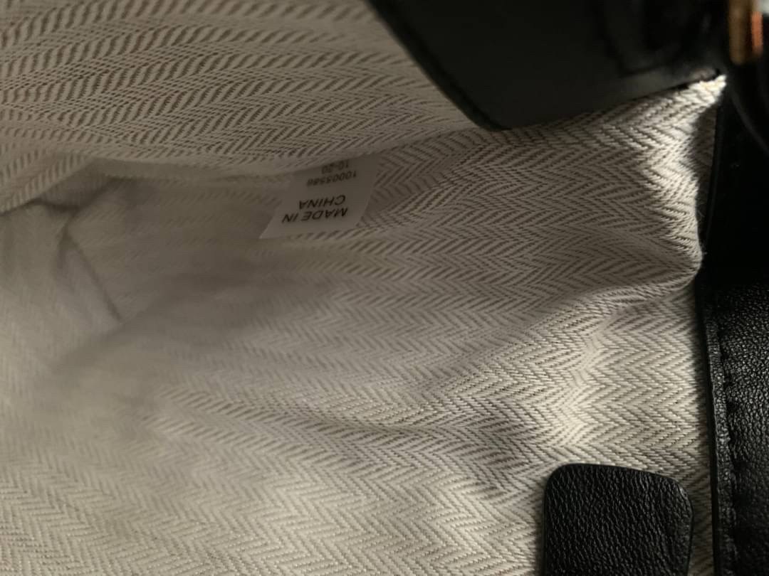 ของแท้ 💯% Tory Burch Kira Chevron Quilted Convertible Leather Crossbody Bag เป็นกระเป๋าที่ใช้ในการออกงานสำคัญหรือวันที่มีปาร์ตี้สังสรรค์ คุณควรเลือกใช้กระเป๋าที่มีดีไซน์สะดุดตา