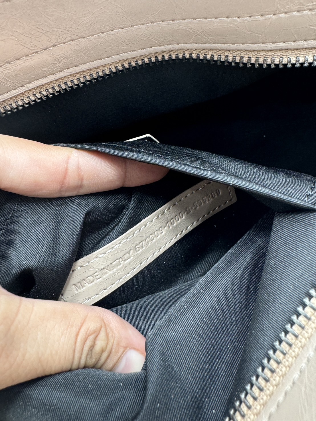 ORI หนังแท้ | Balenciaga Le City Bag East-west Bag 32cm กระเป๋าถือ/สะพายข้างทรงยาวดีไซน์โดดเด่นสวยเท่ล้ำสมัย ที่สุดแห่งความไอคอนิกไม่เหมือนใคร มีกิมมิคและลูกเล่นแพรวพราว