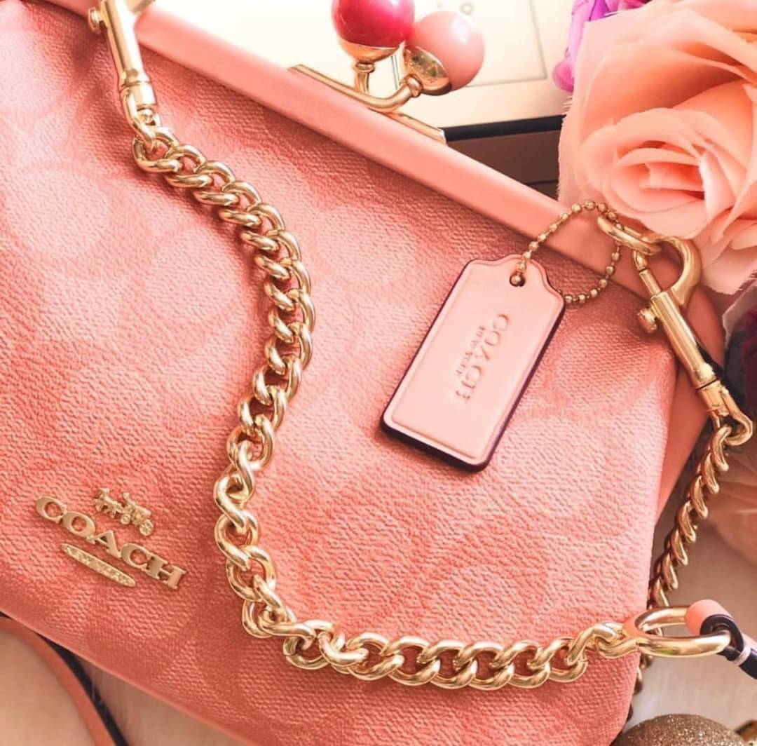 NORA KISSLOCK CROSSBODY (COACH C1451) ครอสบอดี้รุ่นนี้ น่ารักมากค่ะ ขนาดกำลังน่ารักเลยค่ะ ลูกคุณมากๆ ไม่เล็กและไม่ใหญ่มากเกินไป รุ่นนี้สามารถถอดสายสะพายได้ค่ะ ใส่ไอโพนตระกูลพลัสได้ ใส่กระเป๋าสตางค์ใบเล็กได้สบายๆเลยค่ะ