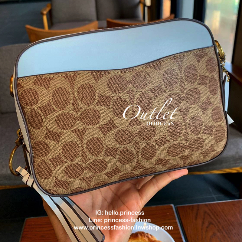 COACH CROSSBODY BOX BAG Best seller !! กระเป๋าสะพายข้าง crossbody วัสดุหนัง pvc. หนังนิ่ม คุณภาพดี ลาย signature brand ตัดขอบหนัง ด้านหน้า/ หลังมีช่องเเล็ก เปิดปิดกระเป๋าแบบซิป ภายในกว้าง ใส่ wallet ขนาดกลาง มือถือได้ทุกรุ่น และของใช้จุกจิกได้ พร้อมสายสะพ