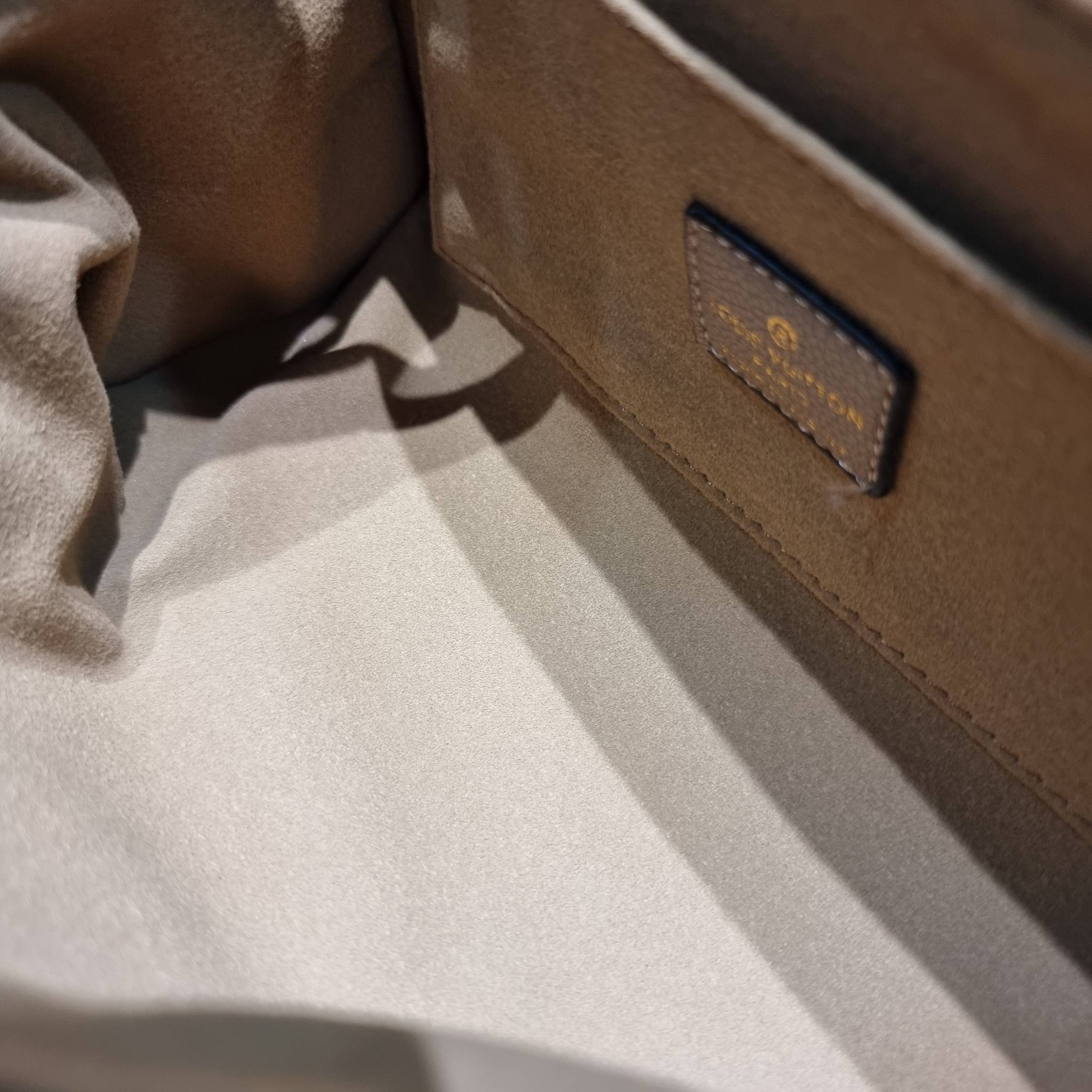 LV Favorite Bicolor Monogram Empreinte Leather - Handbags / LV FAVORITE BAG กระเป๋าสะพายคอลใหม่ล่าสุด สวยหรู ดูแพง ดีไซน์รูปทรงออกมาให้ใช้งานได้ง่าย เปิด-ปิดด้วยอะไหล่แม่เหล็ก ภายในโล่งกว้าง