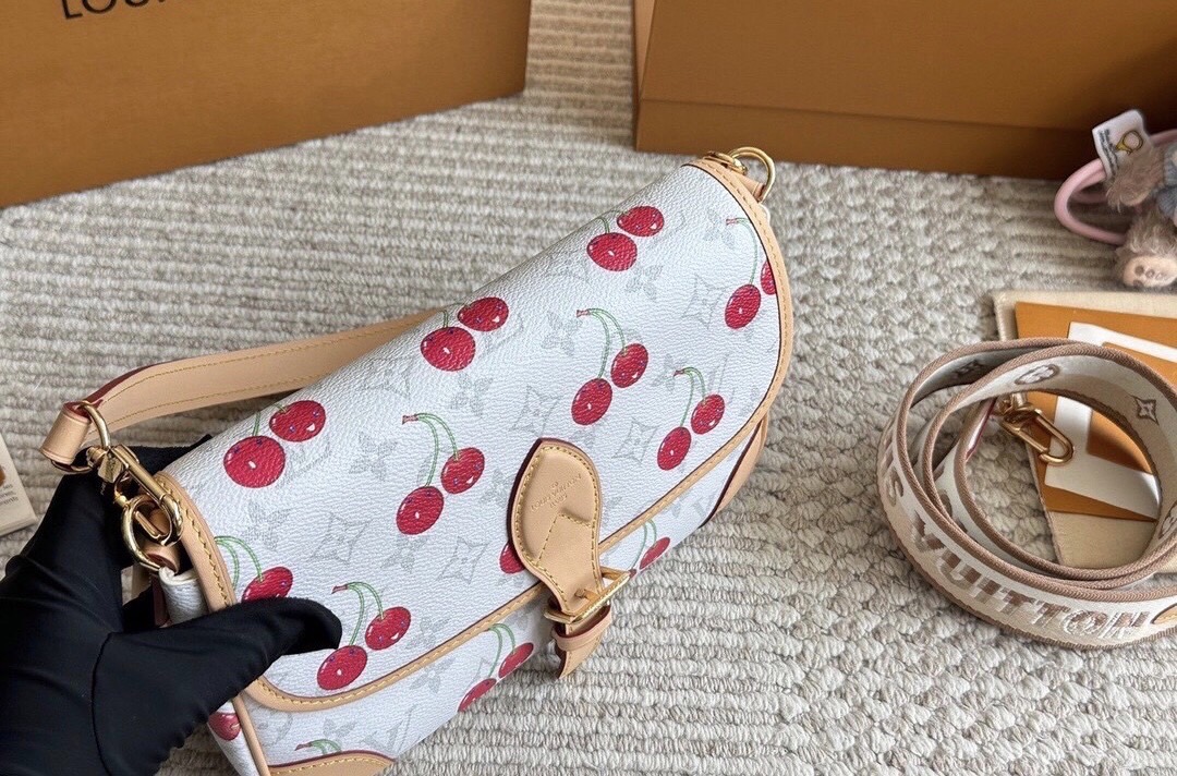 LV Diane Monogram Cherry กระเป๋ามัลติฟังก์ชั่นสุดคุ้ม คอลใหม่แสนสดใสด้วยลายเชอรี่ ที่ดีไซน์ออกมาน่ารักน่าใช้มากๆ มีสายมาให้ถึง 2 แบบ สายหนังคล้องไหล่ได้ และสายสปอร์ตครอสบอดี้ได้