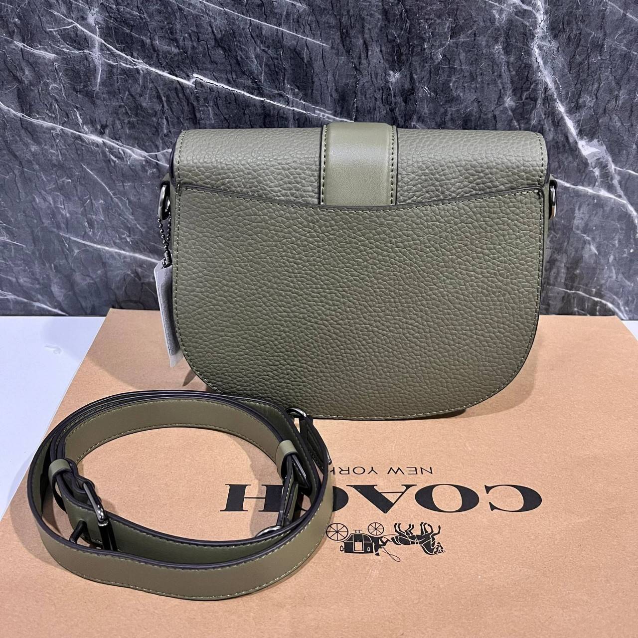 OUTLET 】COACH C2805 GEORGIE SADDLE BAG ใบงาม น้องน่ารัก สุดเรียบหรู เลยทีเดียว วัสดุหนังpebble ตัวกระเป๋าหนังแท้ ตรงกลางตัดกำมะหยี่เพิ่มความหรูหราอย่างลงตัว ภายในกระเป๋ามีช่องเอนกประสงค์กระดุมแป๊ก ซับในผ้า ด้านนอกกระเป๋าเปิด สายสะพายถอดปรับระดับ สำหรับสะพ