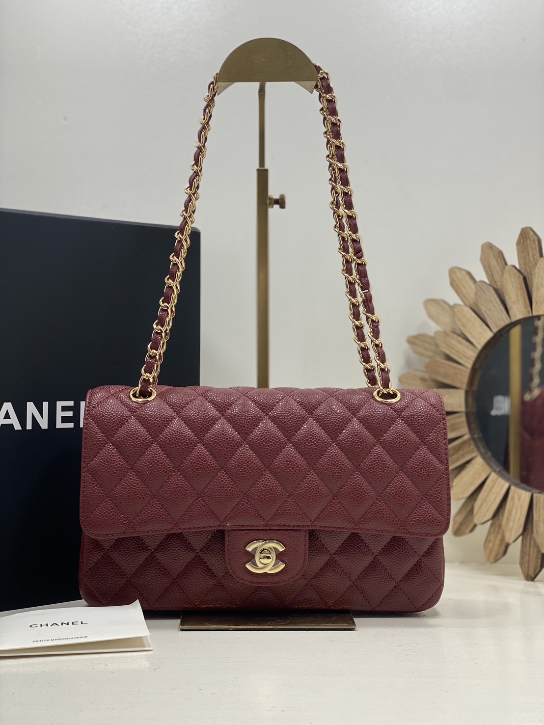 ORI หนังแท้ | CHANEL Classic Medium Flap Bag 25cm กระเป๋าสะพายคลาสสิกรุ่นยอดนิยมตลอดกาล ดีไซน์เรียบหรูหราขับผิว งานหนังแท้ อะไหล่ทองหรูหรา สุดยอดเดอะเบสท์ไอเท็ม