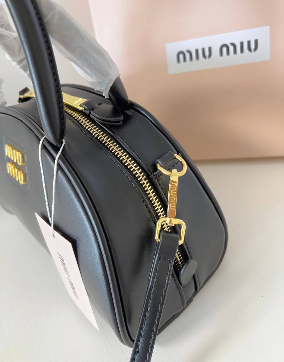 MIU MIU HALF-MOON TOP HANDLE BAG / Patent leather bowling bag / Miu Miu Leather top-handle bag กระเป๋าทรงพระจันทร์เสี้ยว หนังนิ่ม ลื่นเงา ตัดกับอะไหล่ทองได้ลงตัว