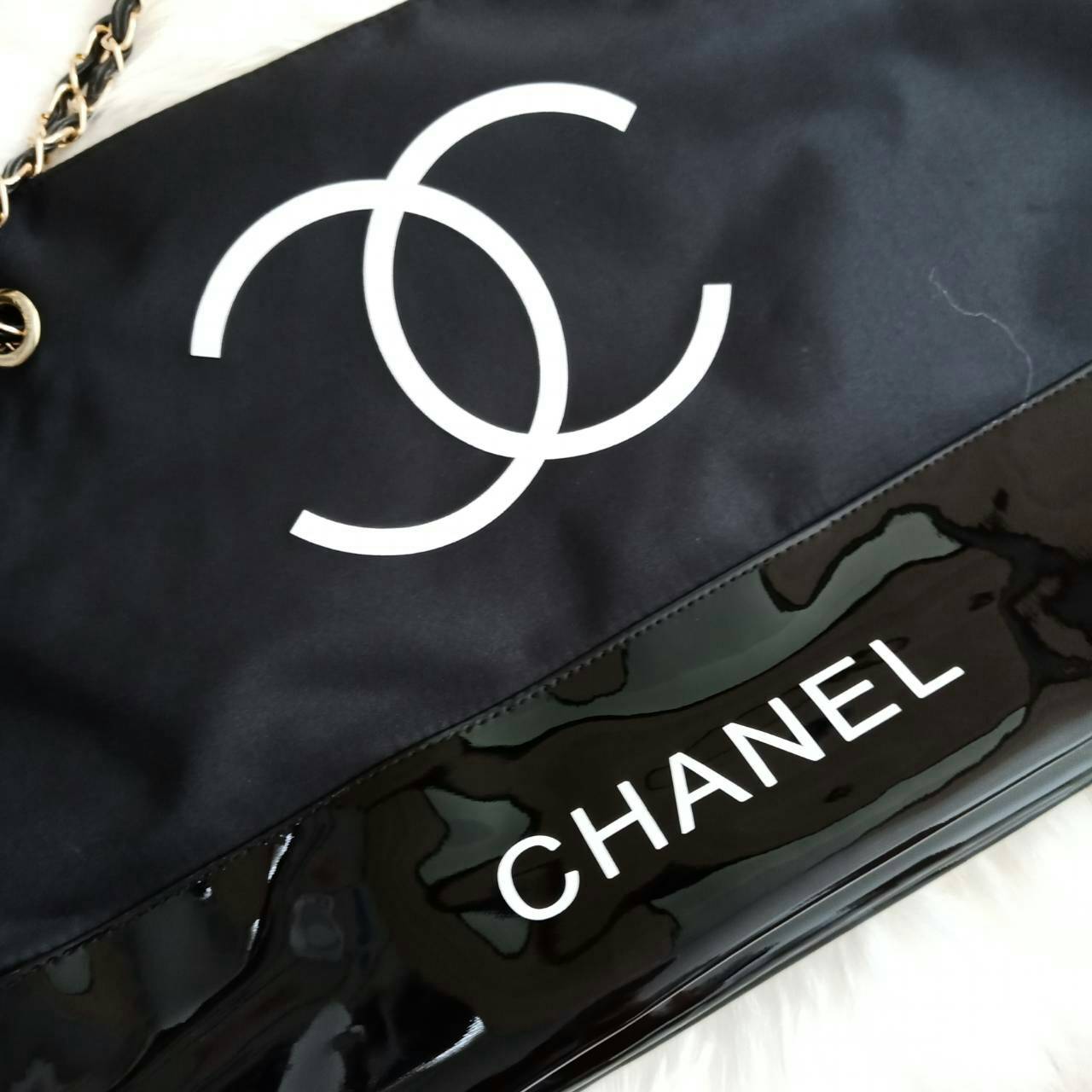 New Gorgeous☆☆ กระเป๋าใบใหญ่ทรง Tote จากแบรนด์ Chanel VIP gift Bag ของแท้ 100% ทำจากผ้าหนา Polyester ฐานล่างกระเป๋าทำจากหนังแก้วผิวมันเงา *สวยหรู สกรีนโลโก้ชาแนลหน้าหลัง หัวซิปปั้มโลโก้ ด้านในเป็นช่องกว้าง และมีอีกหนึ่งช่องเก็บของ รุ่นนี้สะพ