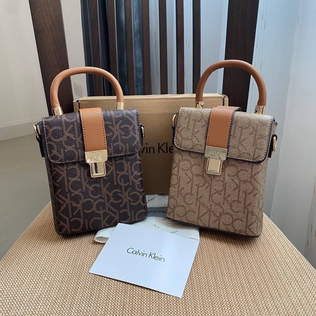 CALVIN KLEIN JEANS crossbody bag กระเป๋าถือหรือสะพาย ลายซิกเนเจอร์แบรนด์ทั้งใบ มีหูจับสำหรับถือ เปิด-ปิดกระเป๋าด้วยกระดุมแม่เหล็ก ด้านในโล่งกว้างมีช่องเล็กและช่องซิปสำหรับใส่ของจุกจิก ซับในลายแบรนด์อย่างดี มาพร้อมสายสะพายยาวปรับระดับได้ สามารถใช้ได้หลากหล