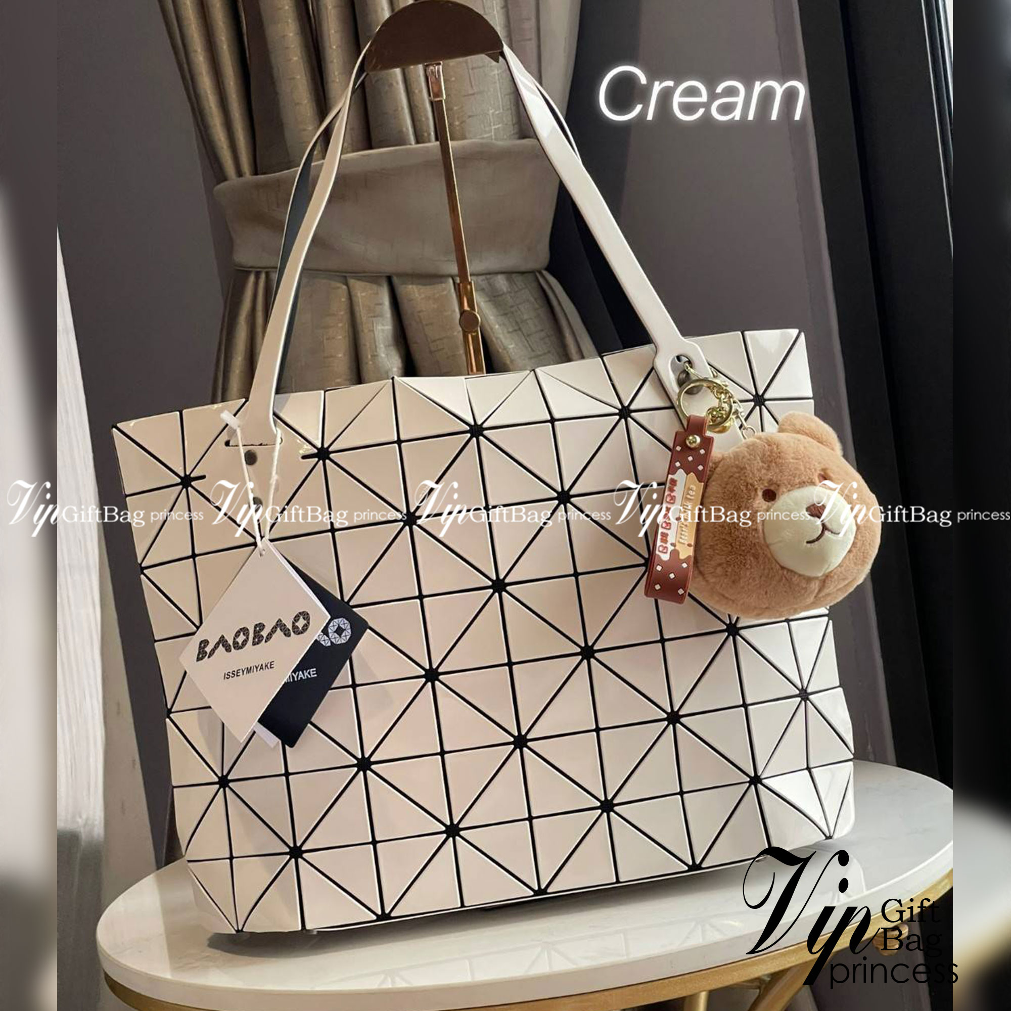 Bao Bao Issey Miyake ROCK MATTE ซีรีส์นี้จะเป็นทรงสี่เหลี่ยมผืนผ้า มีซิปปิดด้านบน ถือเป็นรุ่นที่เหมาะกับการใช้งานในชีวิตประจำวัน สามารถพับมุมและบริเวณด้านล่างของกระเป๋าเพื่อเพิ่มความสะดวกสบายในการใช้งาน ทั้งยังช่วยให้วางกระเป๋าในแนวตั้งได้อีกด้วย แผ่นต่อส