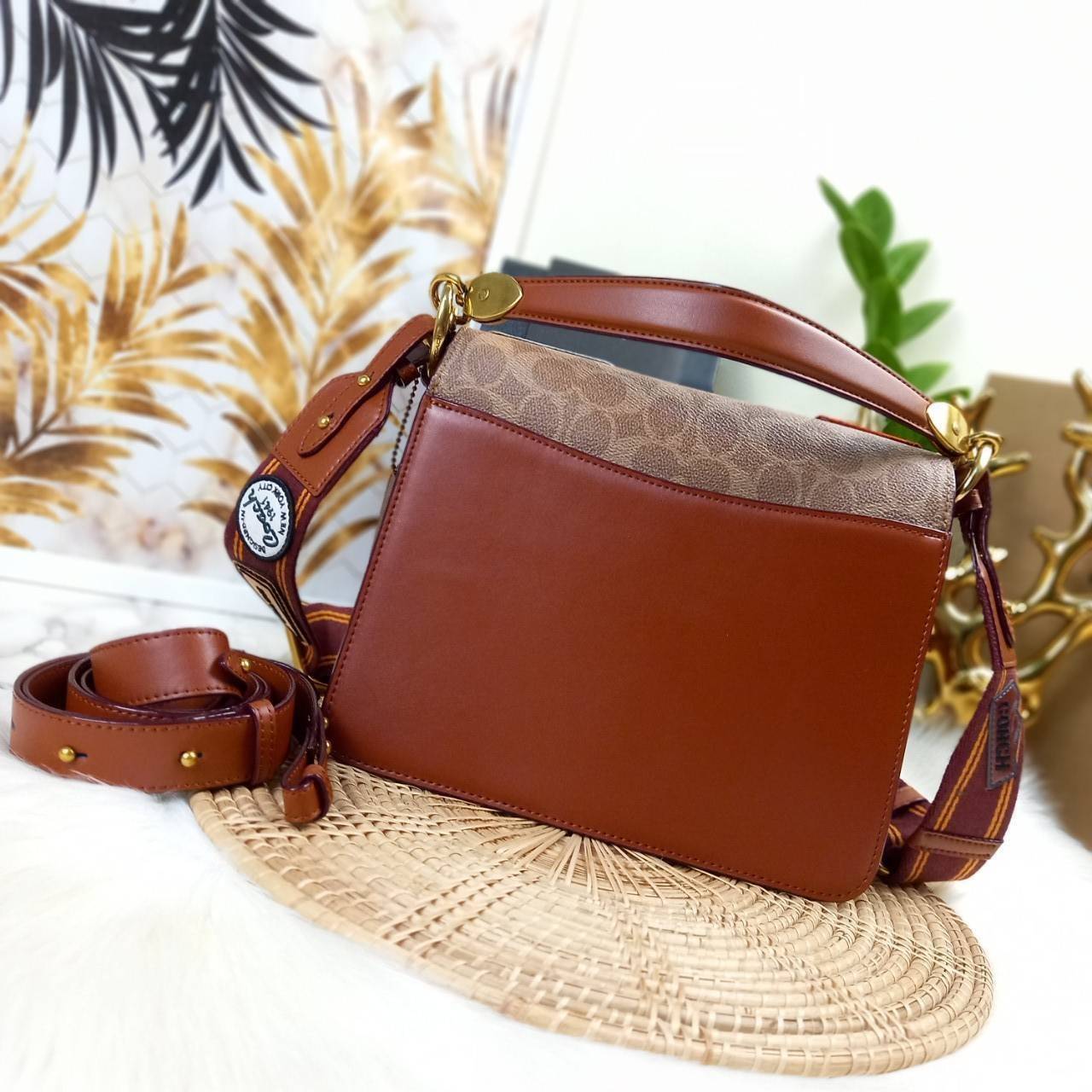 OUTLET 】COACH BEAT SHOULDER BAG IN SIGNATURE CANVAS WITH PATCHES (C6837) ไหวมั้ยเนี้ย!! สวยฟาดอีกแล้วนะยูวว 🤩🌺คอลเลคชั่นใหม่สุดปัง อลังเวอร์!//กระเป๋าถือ สะพายไหล่ลาย SIGNATURE ตกแต่งความเก๋ด้วยแผ่นแปะลวดลายที่มีเฉพาะจาก COACH คอลเลคชั่นนี