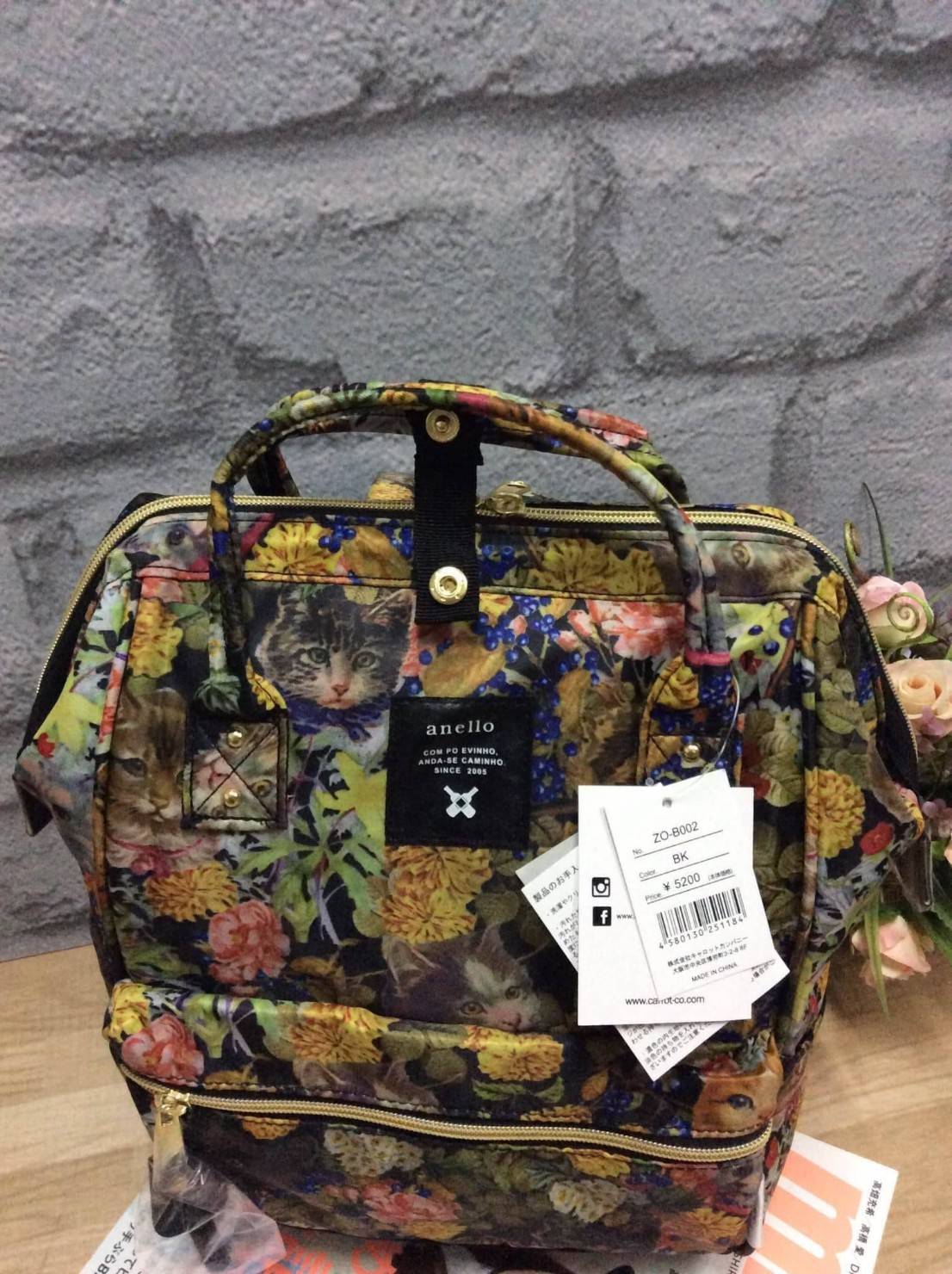 เป้ฮิตติดชาร์จกับ Anello รุ่น The emporium dark brown (limited edition) ขนาดมินิ กำลังดี วัสดุผ้าแคนวาสสลับหนัง polyester ปากกระเป๋ากว้างมีโครง มีตัวล้อคที่หูจับ ด้านหลังมีซิปสะดวกต่อการหยิบของภายใน ด้านข้างมีช่องทั้งสองข้าง กว้างจุได้เยอะ น้ำหนักเบา ดูแล