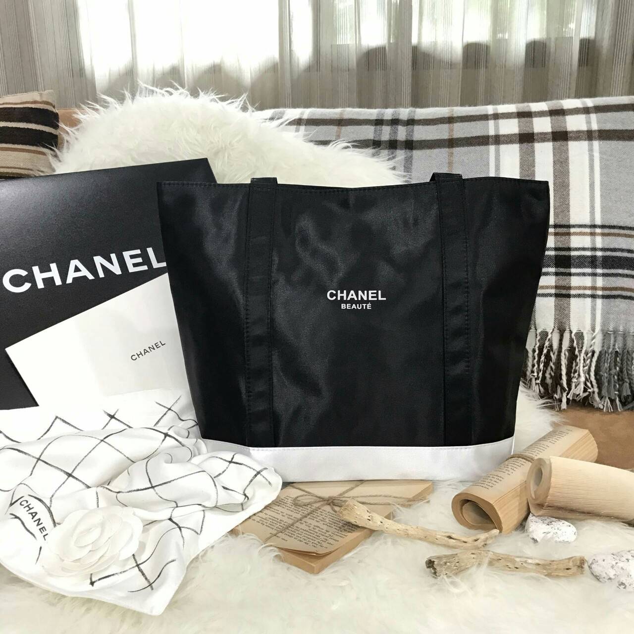 มาใหม่ค้า! Chanel Beaute Black Satin Shopping Bag กระเป๋าสะพาย ShoppingBag VIP GIFT WITH PURCHASE Limited Edition ของแท้นำเข้าจากเคาน์เตอร์ Chanel Beaute ใบใหญ่สีดำสุดคลาสสิค ซับใน Polyester 100% เปิดปิดด้วยกระดุมแม่เหล็ก น้ำหนักเบา จุสุดๆ ใส่เอกสารA4หนัง
