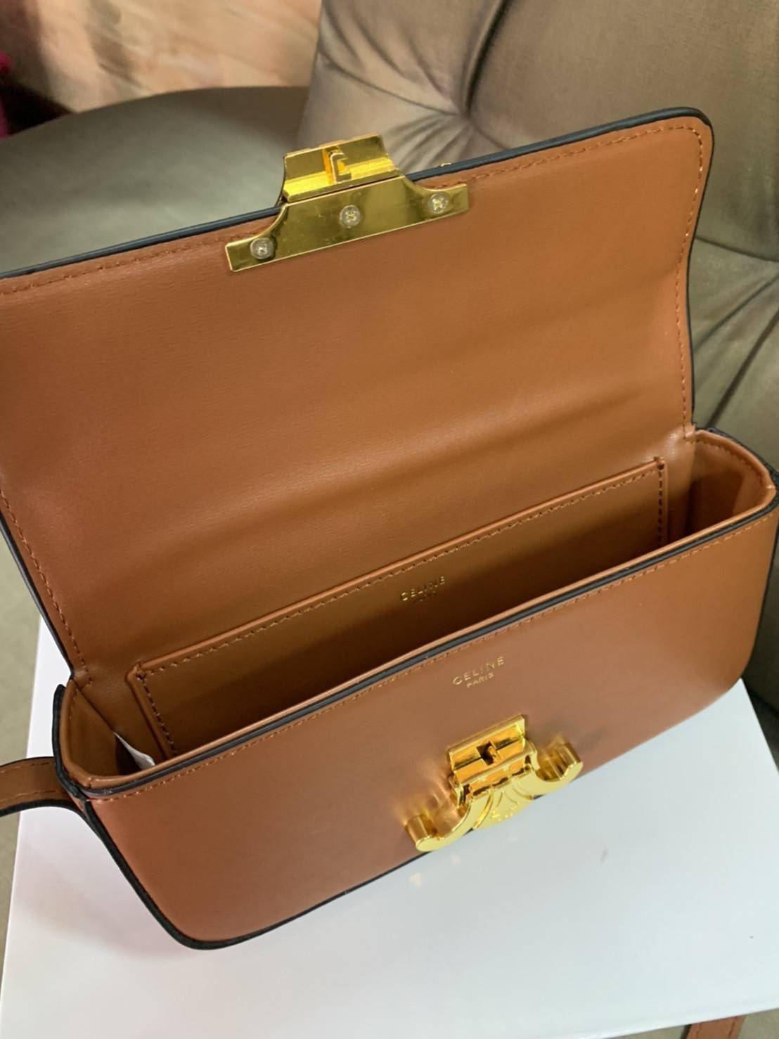 CELINE TRIOMPHE SHOULDER BAG VIP GIFT WITH PURCHASE-GWP พรีเมี่ยมกิ๊ฟ Limited Edition จาก CELINE PERFUME DUTY FREE COUNTER วัสดุหนังแกะสังเคราะห์เรียบ ดีไซน์ยอดนิยมสไตล์สาว LISA ทรงเหลี่ยมสวยหรูอยู่ทรง