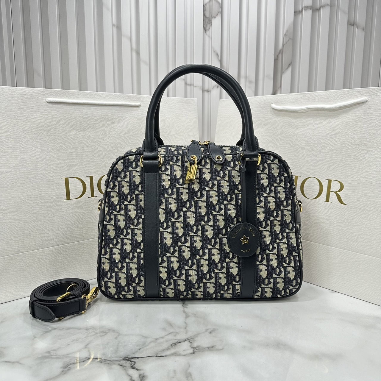 DIOR D-Vibe Bowling Bag Oblique jacquard fabric in blue กระเป๋าทรงหมอน ทรงโบว์ลิ่งทันสมัยและปราดเปรียว ใช้งานง่ายจุของได้เยอะ สวยงามเป็นเอกลักษณ์ เกรดท็อปไฮเอน 1:1 ใช้งานต่างประเทศได้