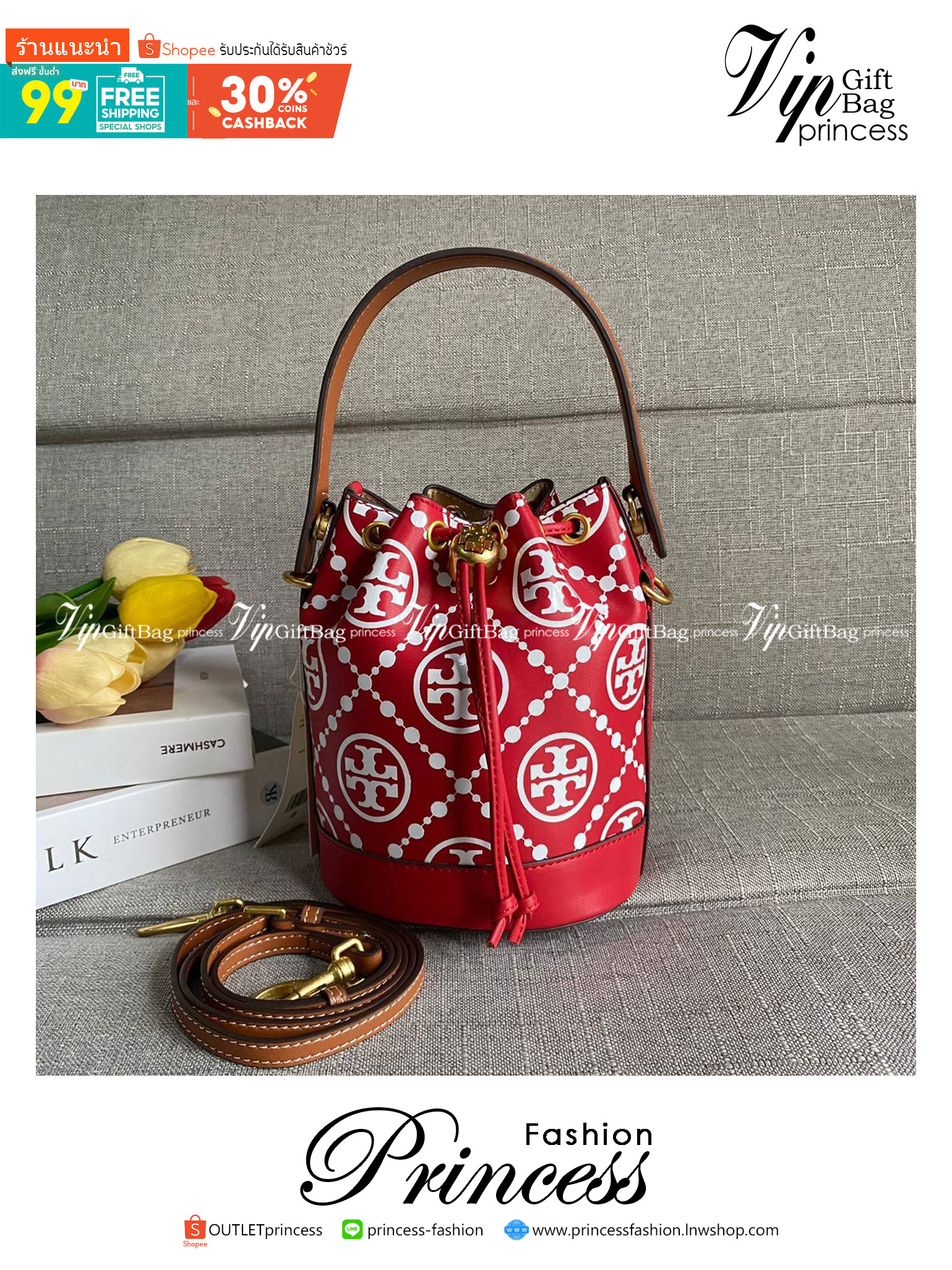 TORY BURCH T Monogram Embroidered Mini Bucket Bag ถูกหรือแพงต้องแดงไว้ก่อนเลยค่ะ ^^ กระเป๋าทรงบักเก็ตใบเล็กน่ารัก สุดหรูหรา ทรงสวย โด่ดเด่นลายพิมพ์ monogram วัสดุหนังอย่างดี เปิด-ปิดแบบหูรูด ล็อดด้วยปุ่ม อะไหล่ทองสวยงาม มาพร้อมสายยาว ปรับสายได้ ถอดสายได้ 