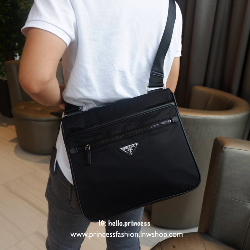 เอาใจหนุ่มๆ สำหรับ messenger bag เป็นผ้าไนล่อนนาโน ตัวกระเป๋าขนาดกำลังดี สีดำด้านสวยมากๆ ทำงานหรือเรียน เท่ห์และคลาสสิคสุดๆ มีช่องแบ่งเก็บของได้ถึง 3 ช่องแยกใส่ของเป็นสัดส่วน น้ำหนักเบา จุของคุ้ม สายยาว ปรับได้ free size สามารถสะพาย crossbody ได้ ใบนี้ห้า