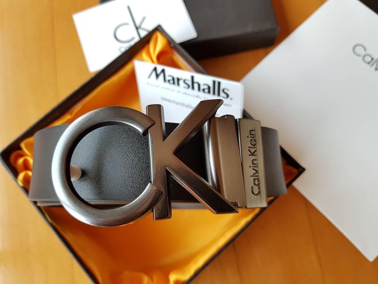 Calvin Klein Men's Belt Gift Set ชุดเข็มขัดสำหรับคุณผู้ชาย วัสดุหนังเรียบ นิ่ม คุณภาพดี ดีไซน์เรียบเท่ห์ หัวเข็มขัดดีไซน์ตัวอักษร CK สีรมดำ สายสลับใช้ได้ 2 ด้านไม่จำเจ 2 in 1ไม่ว่าจะแต่งกาย สไตล์ลำลองหรือทางการเอาอยู่ทุก look ค่ะ ราคาสุดคุ้ม มาพร้อมก