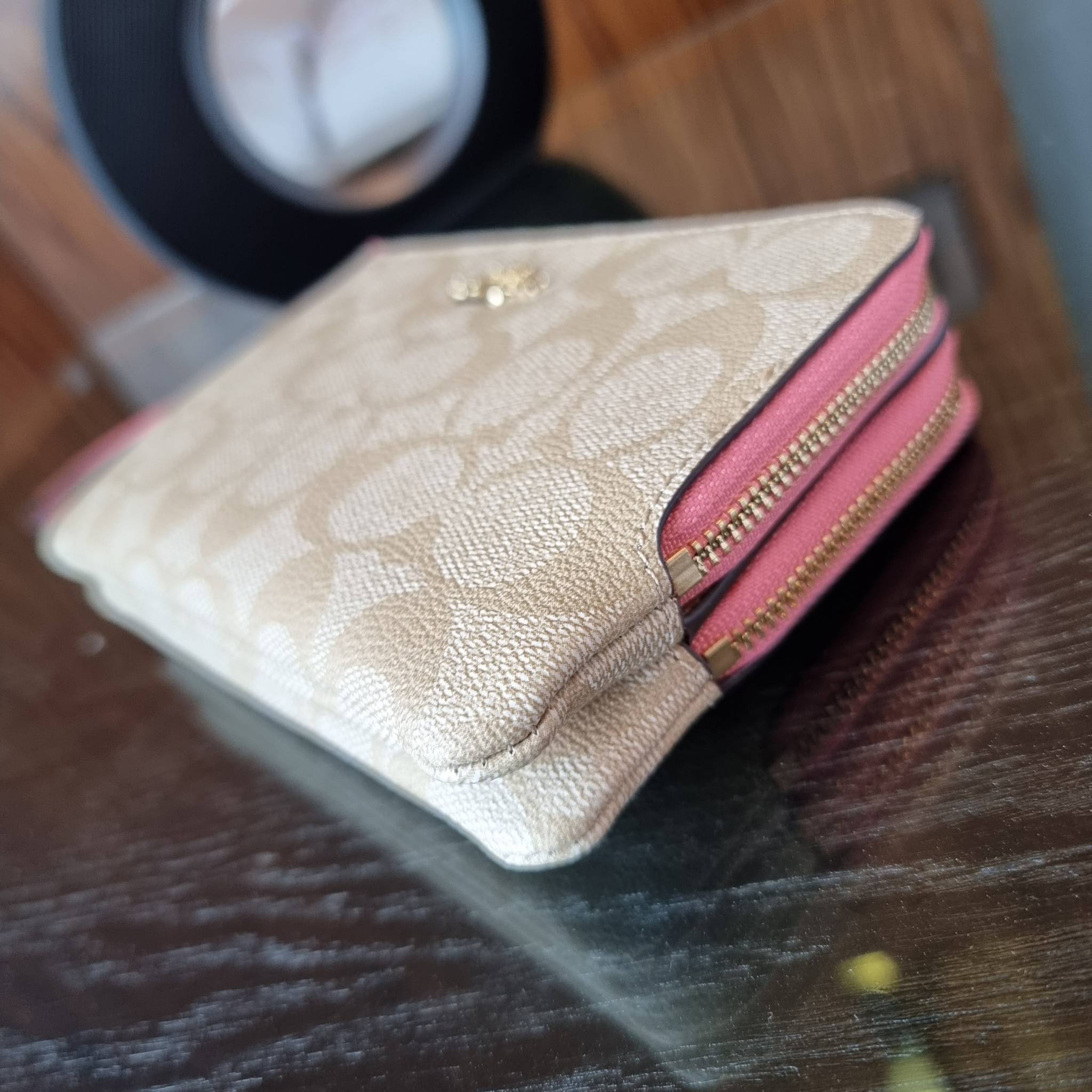 COACH F87591 DOUBLE CORNER ZIP WALLET IN SIGNATURE COATED CANVAS คล้องมือรุ่น 2 ซิป!! มาแล้วจ้า 🌟🤗 ไซส์นี้คือเหมาะมือจริงๆ พกง่ายเช่นเคย ไม่ต้องกังวลว่าจะเกะกะหรือกินพื้นที่กระเป๋าหลัก วัสดุหนังแคนวาสเคลือบลาย มีช่องหลักแยก 2 ช่อง ภายในบุผ