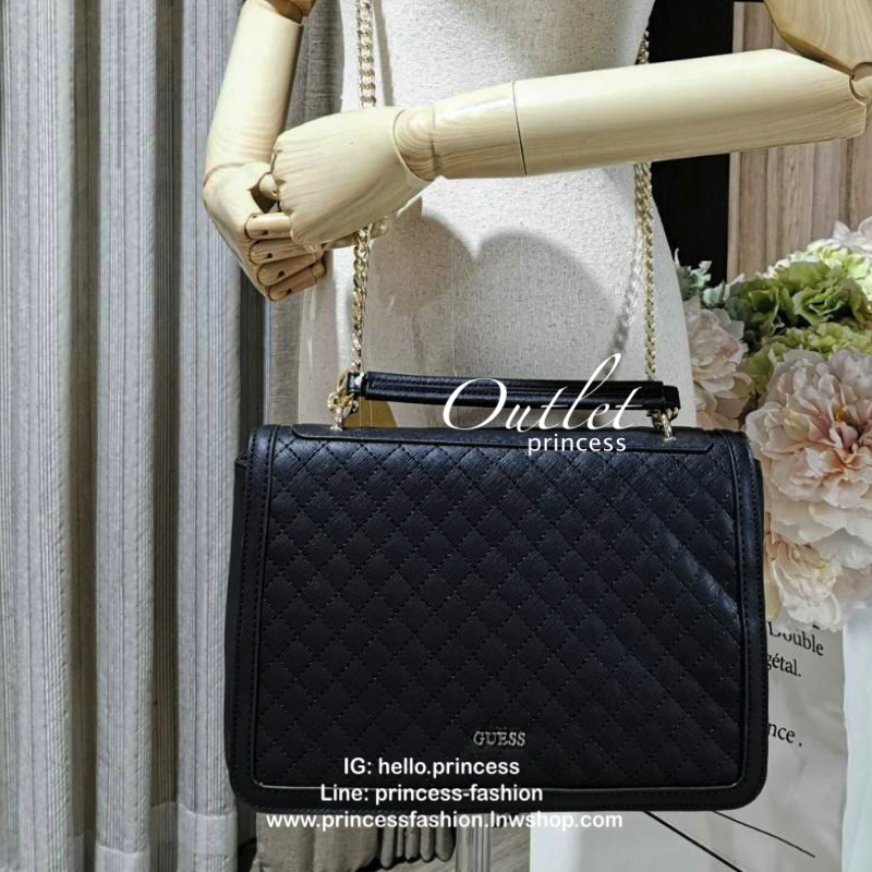GUESS CROSSBODY BAG กระเป๋าสะพายรุ่นใหม่ล่าสุดทรงเหลี่ยมหนังสวยเดินเส้นลายตารางอยู่ทรงด้านหน้าประดับโลโก้ GUESS อะไหล่ทอง เปิดปิดด้วยฝาปิดกระดุมแม่เหล็ก ภายในมีฌลโก้และช่องซิป กว้างและจุใส่กระเป๋าสตางค์ใบยาว ของจุกจิกได้เยอะ สายสะพายโซ่ตมีที่รองบ่าจะเลื่อ