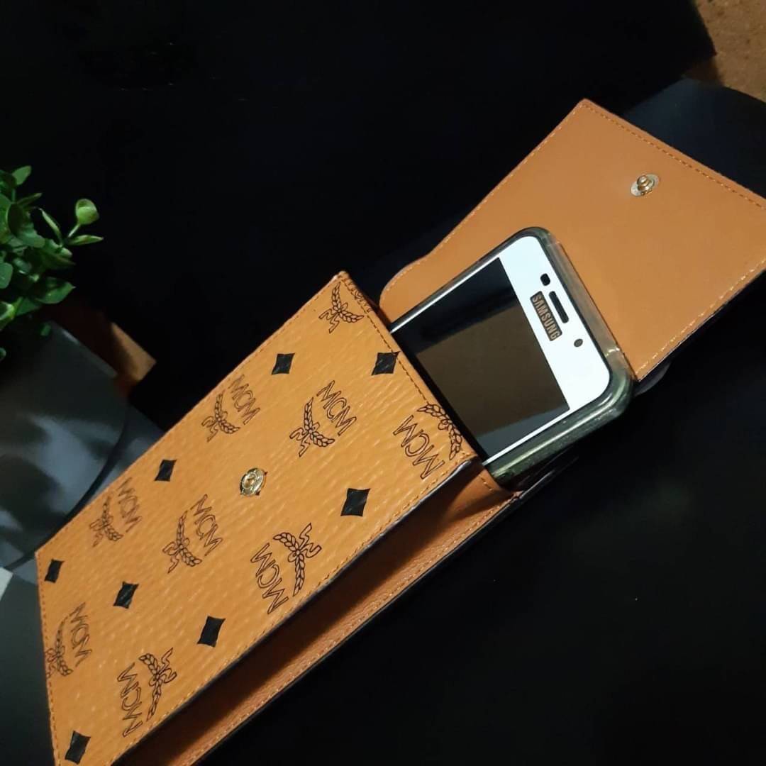 M.C.M CROSSBODY PHONE CASE กระเป๋าอะไรเอ่ยฮิตกันทั่วบ้านทั่วเมือง!!?? กระเป๋าใส่โทรศัพท์ไงจ้ะ!! เดินไปไหนใครก็ใช้ เพราะทุกคนต้องการความสะดวก ใบนี้ตอบโจทย์ไปเล้ย!!