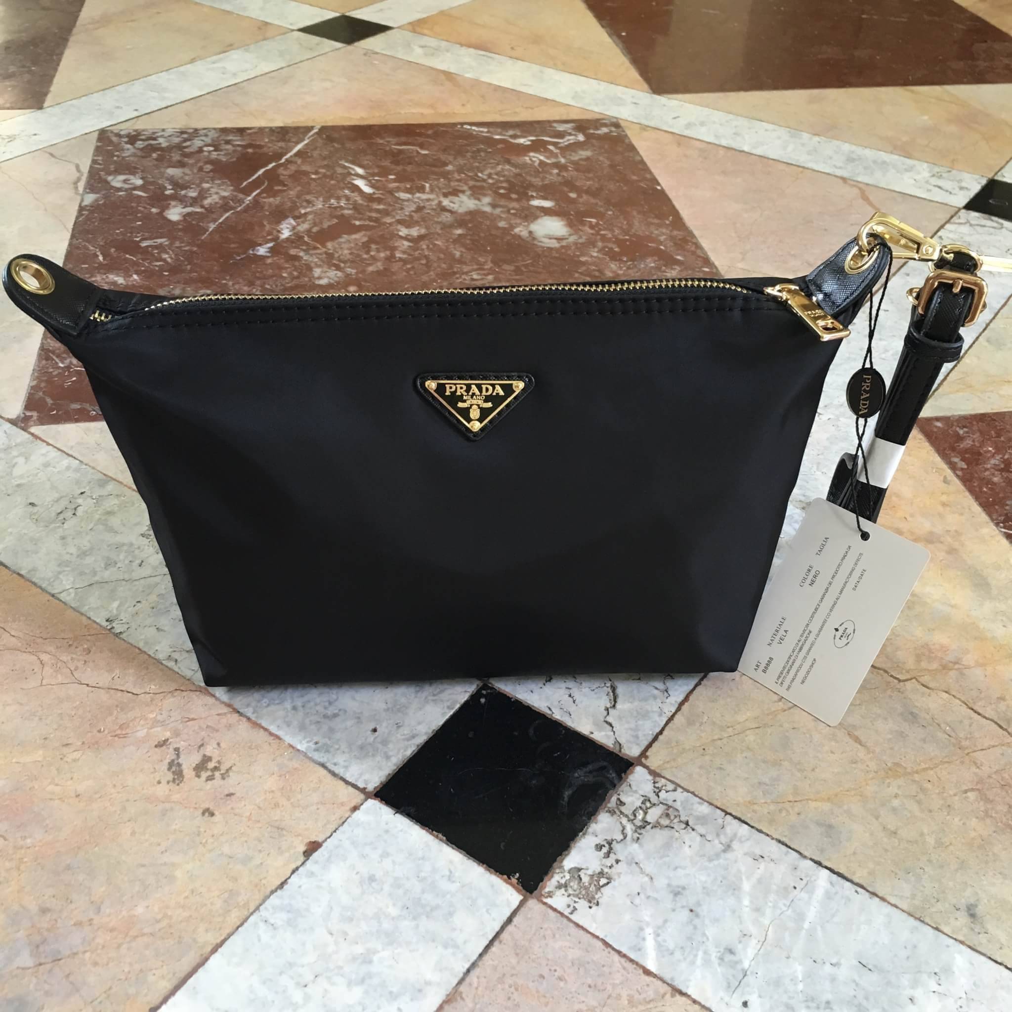 ล็อตใหม่ค้า 🍉🍉 ที่สุดแห่ง Best Seller ~~ งานพรีเมี่ยมกิ้ฟ จากเคาเตอร์ต่างประเทศ จากแบรนด์ PRADA เป็นกระเป๋า เครื่องสำอางค์ แต่มีสายสะพายยาวให้ 2 สาย เป็นแบบคล้องแขน และสะพายข้างลำตัว ใช้เป็น shoulder bag ได้เลยค่า หรือ ถือลำลองสวยๆ ก้อเลิศ