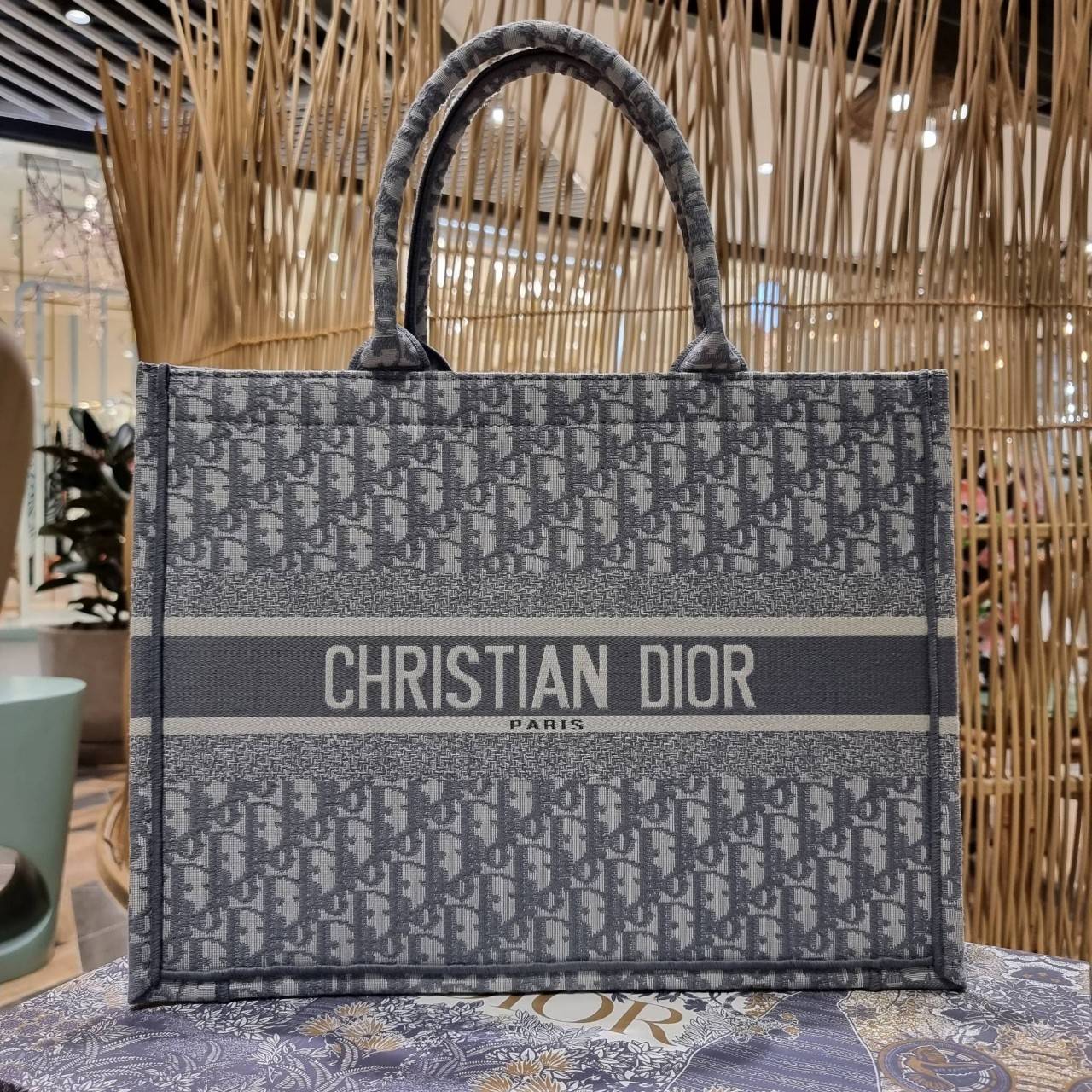 VIP 】HOT ARRIVAL!! DIOR CD SHOPPING BAG WITH GWP กระเป๋าทรงช้อปปิ้งใบใหญ่ จุใจ!! พรีเมี่ยมกิ๊ฟรุ่นดับเบิ้ลฮอต ดีไซน์คลาสสิควินเทจ สวยหรู วัสดุผ้าแคนวาสลายกราฟฟิค ภายในโล่งกว้างมากๆ ใส่ของจุสุดๆ โน้ตบุ้ค ไอแพด กระเป๋าสตางค์ มือถือ หรือเสื้อผ้ายังได้ สะพายค