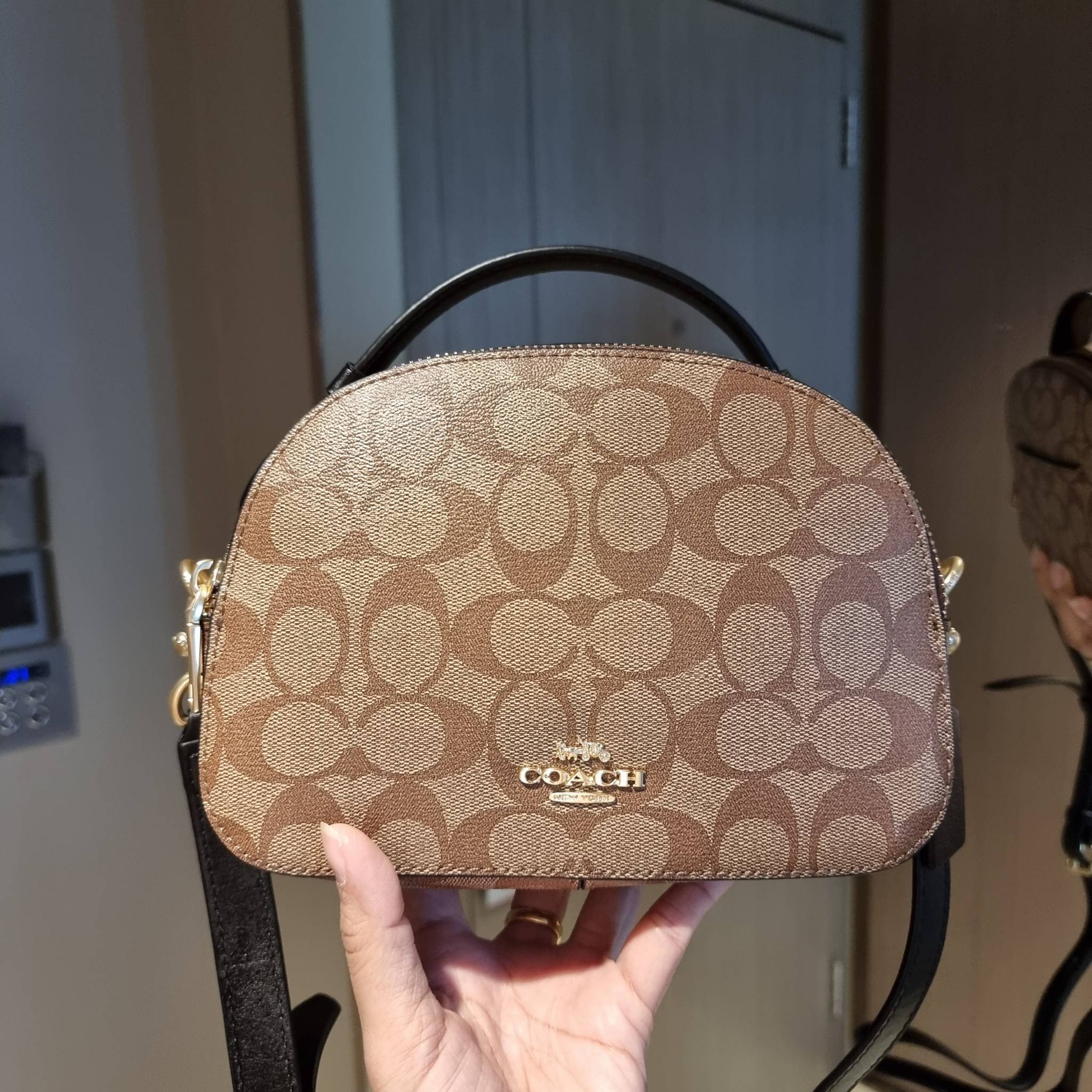 OUTLET 】COACH 1591 SERENA SATCHEL IN SIGNATURE CANVAS กระเป๋าสะพายคอลเลคชั่นยอดฮิต ดีไซน์ลุคผู้ดี ต้องยกให้น้องใบนี้เลย!! จัดสีขายดี สีลุคคุณหนูมาให้ สวยตาแตก!! วัสดุหนังแคนวาส เปิด-ปิดด้วยซิป 2 ช่องหลัก ภายในเป็นช่องโล่ง เก็บของได้แบบสบายๆ ใส่มือถือได้ทุ