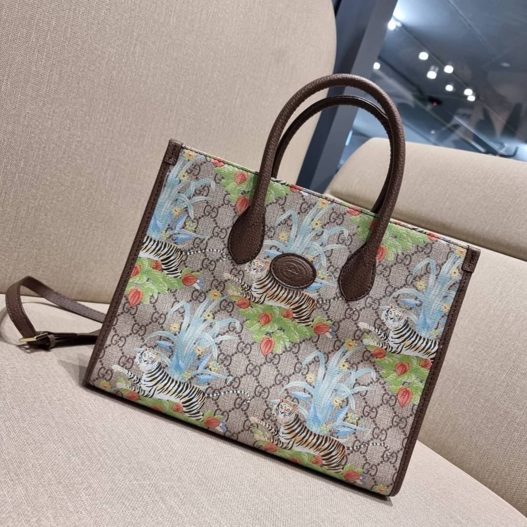GUCCI Tiger GG small tote bag ใบใหญ่ อีกไอเท็มใหม่ ร้อนแรงไฟลุก!! ต้อนรับปีเสืออย่างเป็นทางการ จัดให้แบบเลิศๆ กับกระเป๋าทรงโท้ท วีไอพีพรีเมี่ยมกิ๊ฟ ไซส์ใหญ่ โดดเด่นด้วยลวดลายไม่ซ้ำใคร สวยเอกลักษณ์ วัสดุหนังแคนวาส ภายในโล่งกว้างมาก ใส่ของแบบแน่นๆ จุๆไปได้เ