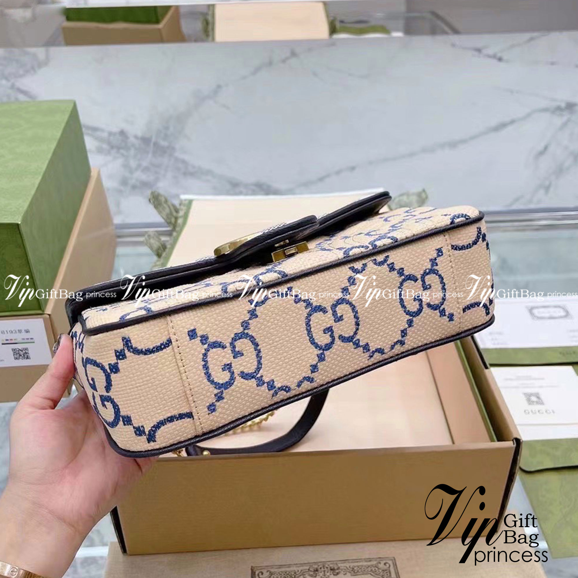 GUCCI GG MARMONT 2.0 FAUX-RAFFIA SHOULDER BAG กระเป๋าสะพายกุชชี่ รุ่นใหม่ล่าสุด ยกระดับความหรู ครอสบอดี้ที่ดีไซน์หรู อัพเลเวล พร้อมเสิร์ฟความสวยตรงถึงบ้านแล้วจ้า สวยตามแบบฉบับ GG สายสะพายโซ่ดึงปรับสั้นยาวได้ งานสวยไม่ต้องพูดเยอะเลยค่า