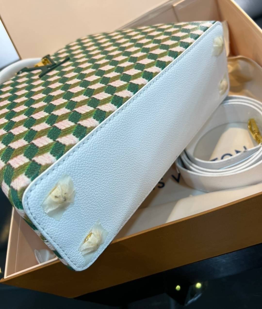 LV capucines top handle สีเขียวเหนี่ยวทรัพย์ที่สุดของความสวยในราคาเบาๆ กระเป๋าถือสุดหรู ดีไซน์ทรงคลาสสิค พร้อมลวดลายหรูหรา มาพร้อมหูจับในตัว ด้วยรูปทรงวินเทจ สัมผัสดี ขับผิว ทำให้ไอเท็มนี้สะกดทุกสายตาจริงๆ พร้อมส่งครบ box set ในราคาที่คุ้มที่สุด จัดเถอะค่