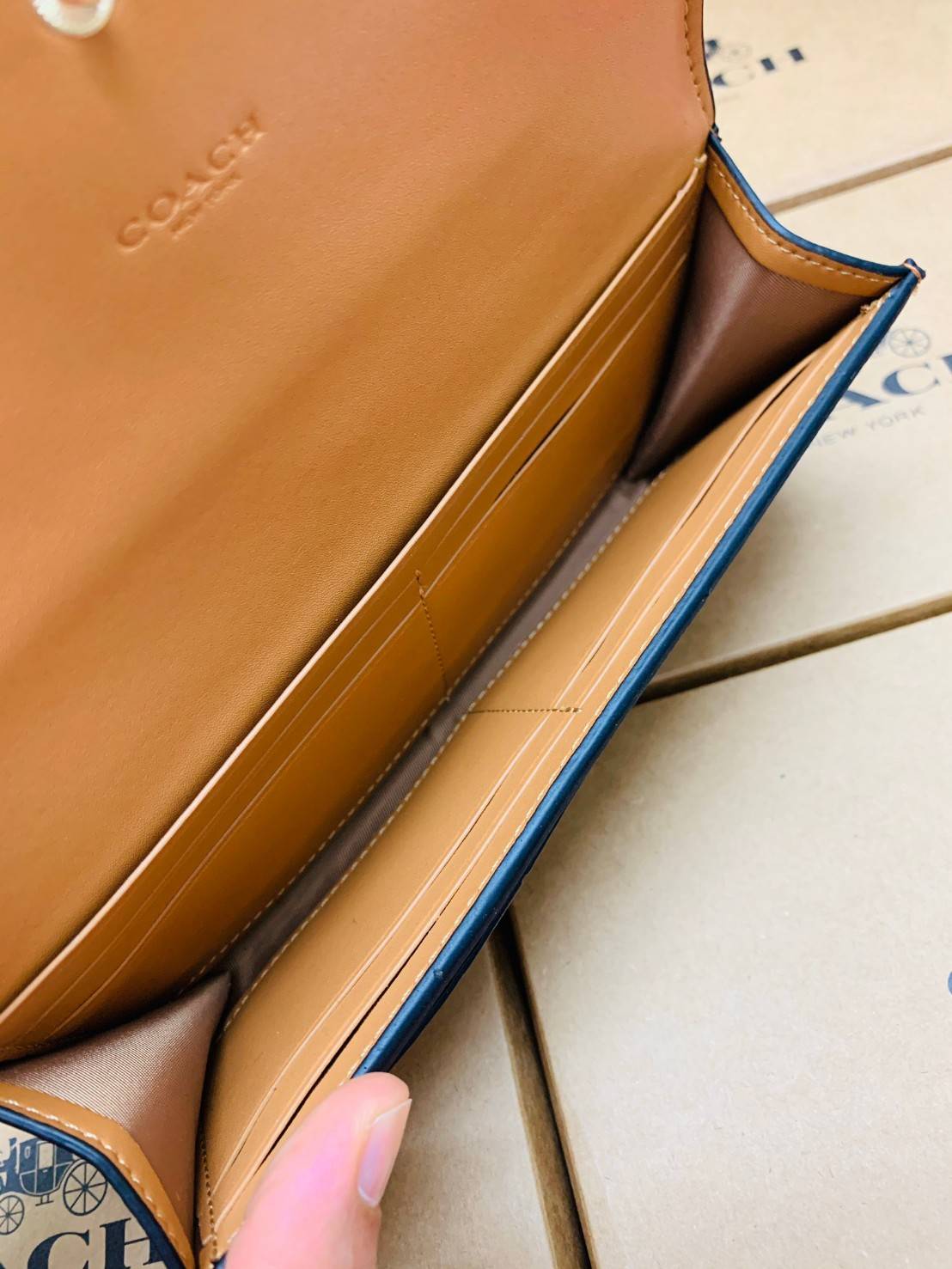COACH SOFT WALLET BAG กระเป๋าสตางค์ใบยาว หนังชั้นแรก ลายcผสมหนังเรียบ แบบซองจดหมาย ฝาปิดเปิดแบบกระดุม มีช่องด้านหน้าหนึ่งช่อง ช่องใส่ธนบัตรตามยาวหนึ่งช่อง และช่องเสียบัตรต่างๆได้8ช่องค่ะ ด้านหลังเป็นช่องซิปยาวสำหรับใส่เหรียญนะคะ ใบขนาดพอดีมือ สีทูโทนน่าใช