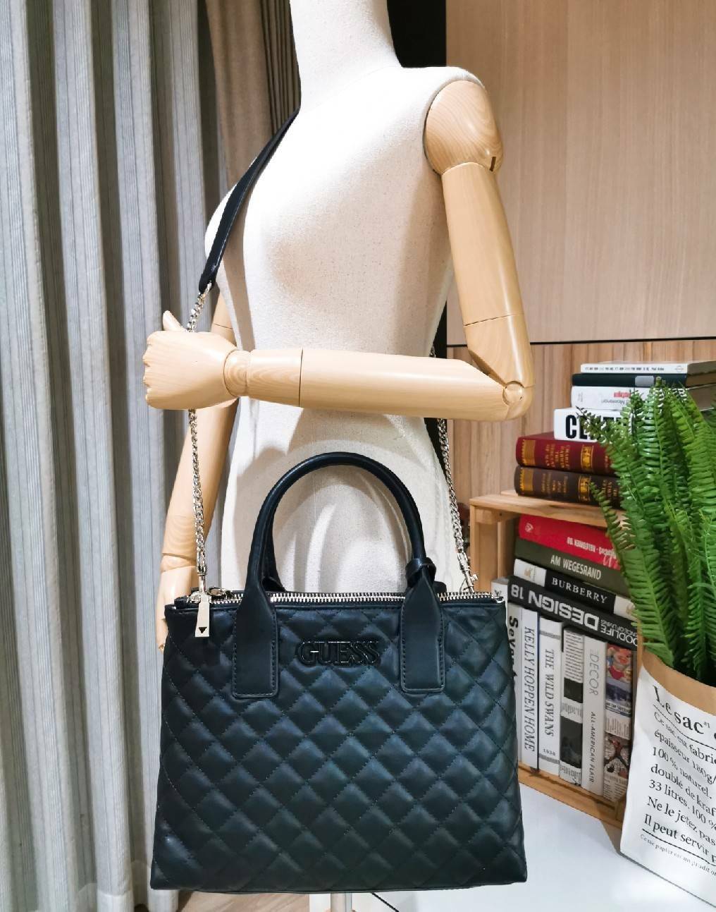 Guess Elliana Quilted-Look Handbag กระเป๋าสะพายรุ่นใหม่ล่าสุดจาก Guess factory วัสดุหนังนิ่มเรียบเดินเส้นลายตารางสวยดูดี ขนาดกำลังดี น้ำหนักเบา ด้านหน้าประดับโลโก้แบรนด์สวยโดดเด่น มีช่องใส่ของหลายช่อง เปิดปิดด้วยกระดุมแม่เหล็กและช่องซิป ภายในโล่งกว้างมีช่