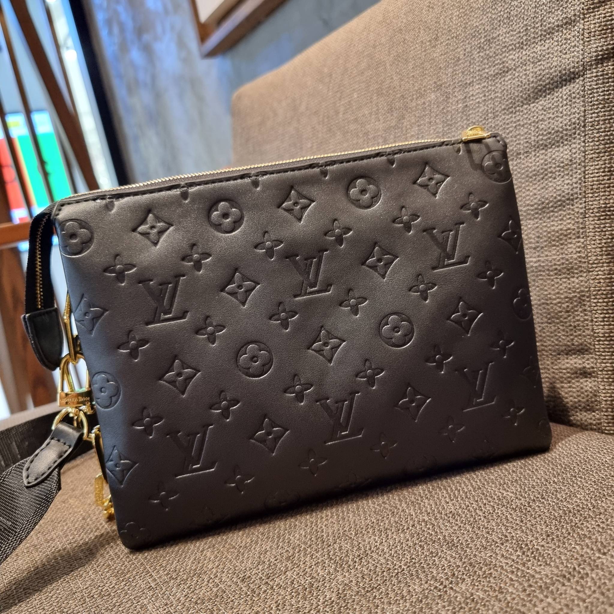 LV HANDLE POUCH MONOGRAM กระเป๋าสะพายกึ่งคลัชท์ สุดล้ำ ใหม่ล่าสุดมาแรงมาก ด้วยความสวยปังตั้งแต่แรกเห็น วัสดุหนังแกะปั๊มลายสวยคม มาพร้อมสาย 2 เส้น เลิศๆ มีสายโซ่ที่มีดีเทลละเอียดไม่ซ้ำ และสายสปอร์ตครอสบอดี้ ที่จะคล้องไว้ทั้งสองเส้นก็ดีงาม หรือสลับใช้ตามลุค