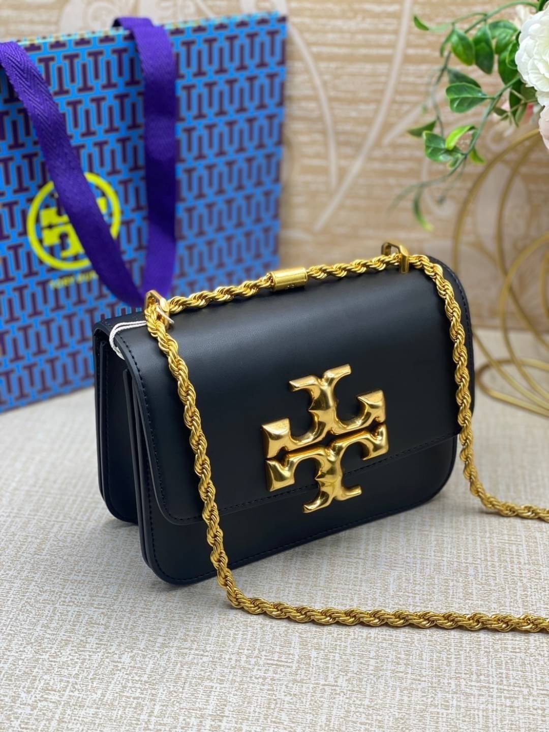 Tory Burch Eleanor Medium Convertible Shoulder Bag / Tory Burch 75003 ฮอตไอเท็ม รุ่นนี้ขายดีขายหมด สวยหรู คุณหนู ผู้ดี!! หายากมากแล้วน้า กระเป๋าสะพายข้าง ดีไซน์อยู่ทรง ขนาดกำลังสะดวกใช้สำหรับสาว เปิด-ปิดด้วยแถบแม่เหล็ก ภายในแบ่งสัดส่วนได้เป็นอย่างดี