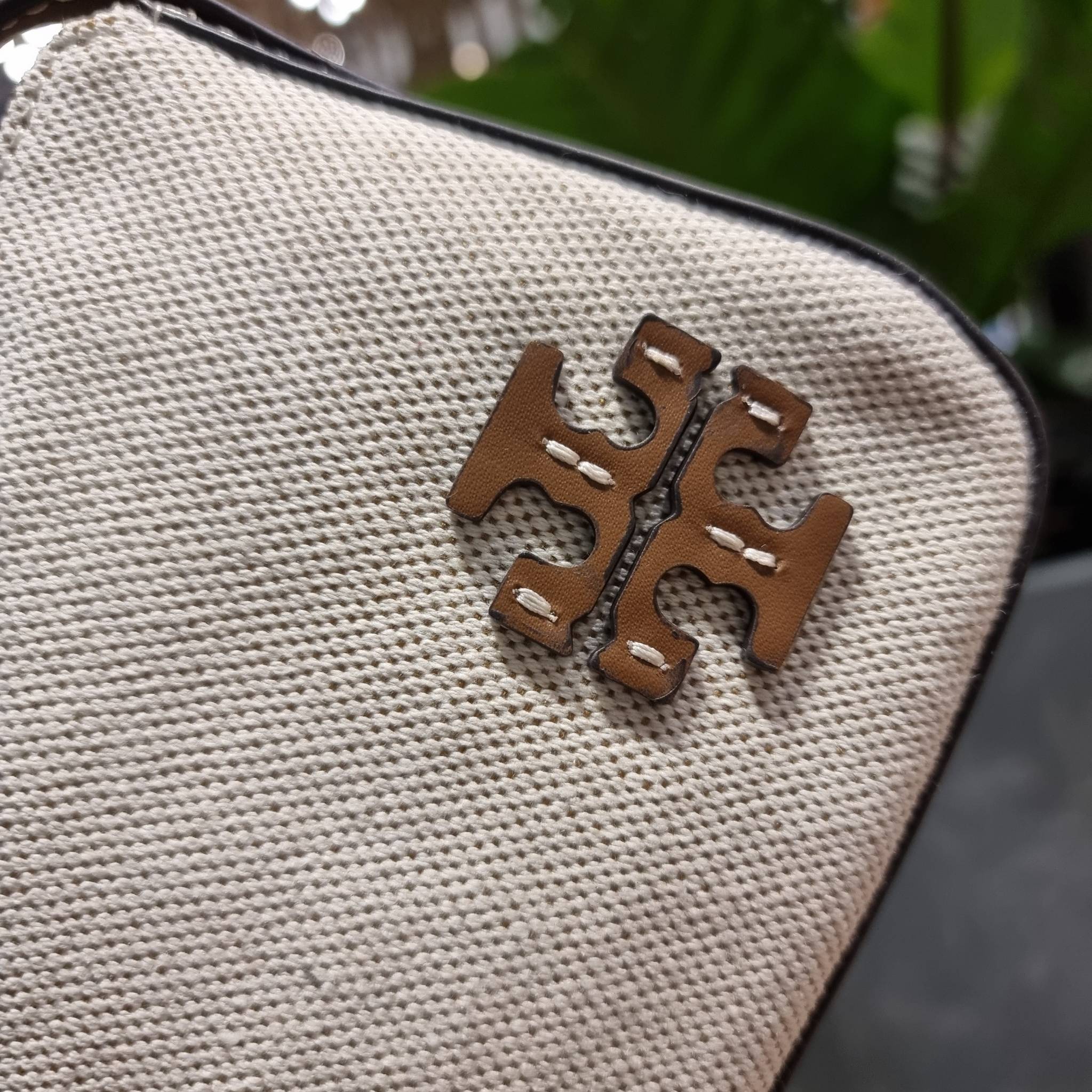 TORY BURCH MCGRAW CANVAS WEDGE กระเป๋าสะพายไหล่ ทรงสวยไม่ซ้ำ ไม่เกร่อ!! สะดวกใช้งาน ดีไซน์เรียบแต่แฝงความหรู และคลาสสิคในตัว วัสดุผ้าแคนวาสตัดสลับหนังแท้ สวยคม เปิด-ปิดด้วยซิป ภายในเป็นช่องโล่ง มีช่องย่อยเก็บบัตร มาพร้อมสายสะพายในตัว ปรับได้อีกเล็กน้อย ไอ