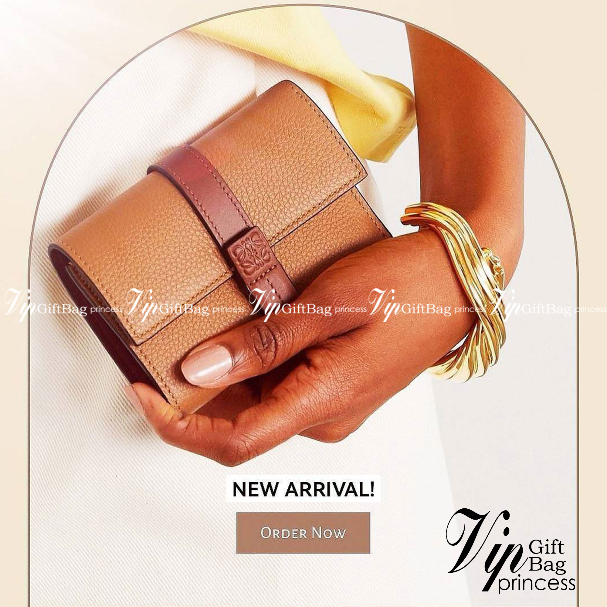 LOEWE SHORT WALLET VIP กระเป๋าสตางค์โลเอเว่ วัสดุหนังแท้เทคเจอร์สวยอยู่ทรงปั้มโลโก้แบรนด์ด้านหน้าเปิดปิดด้วยกระดุม ภายในมีทั้งช่องใส่รูป ช่องใส่ธนบัตร ใส่แบงก์พัน ช่องใส่บัตรหลายช่อง มีช่องซิปใส่เหรียญ พกพาสะดวกไอเท็มแนะนำสวยน่าใช้ พร้อมส่งที่ไทยสุดคุ้มห้