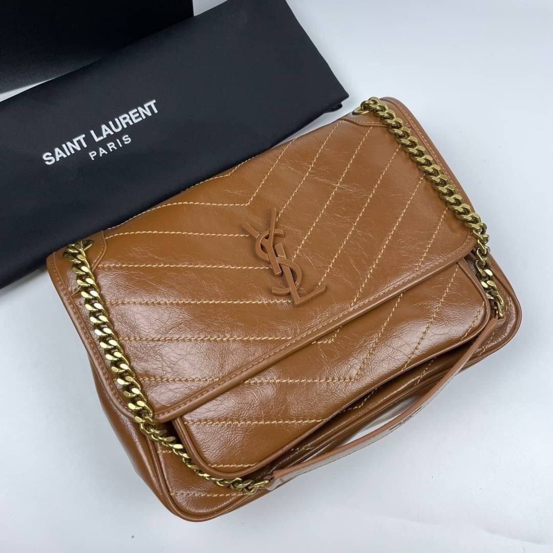 Saint Laurent Niki shoulder bag กระเป๋าสะพายรุ่นโดดเด่นด้วยโครงสร้างทำจากหนังวัว หนังมันเงา นิ่ม งานสวยมากๆ ค่ะ ด้านหน้าประดับโลโก้แบรนด์ และมีช่องสำหรับเก็บของที่หยิบใช้บ่อย ตอบโจทย์การใช้ชีวิตระหว่างวันได้ดีมากๆ สายสพายดีไซน์ได้หลายรูปแบบ แมทกับการแต่งต