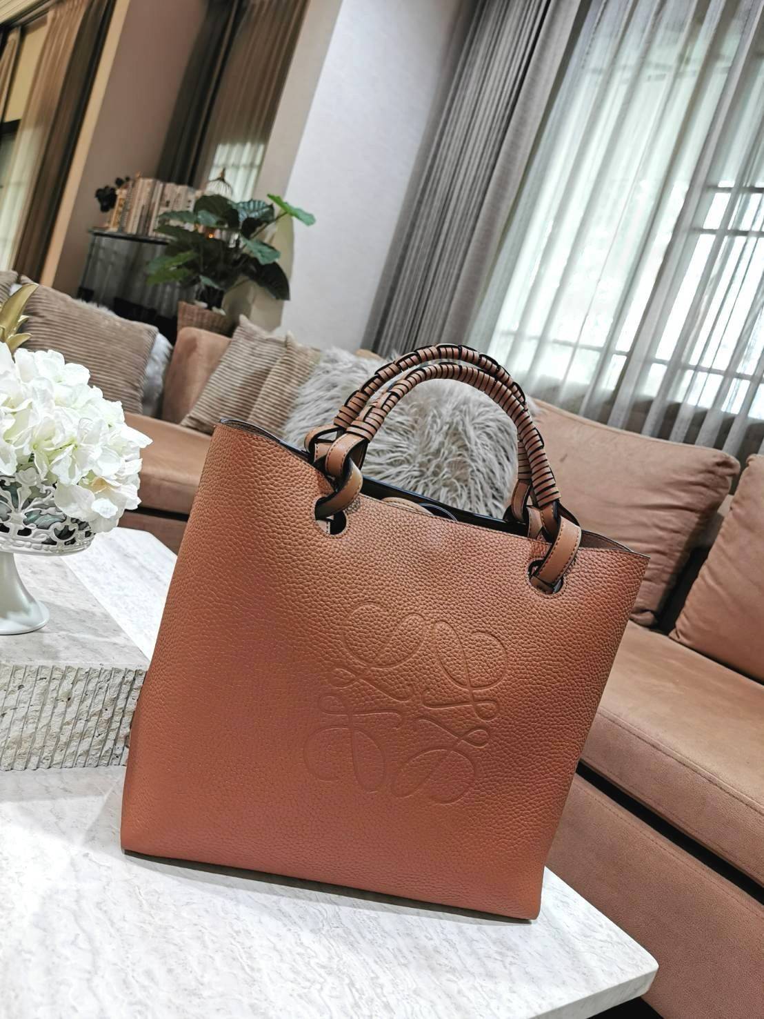 พร้อมส่งความสวย! Super Rare! ห้ามพลาด!✴️ LOEWE HANDLE & SHOULDER BAG VIP GIFT WITH PURCHASE (GWP) กระเป๋าหนังแท้พรีเมี่ยมกิ๊ฟ Limited จาก LOEWE PERFUME DUTYFREE รุ่น Rare items สุดๆวัสดุหนังแท้ Lambskin แบบนิ่มเทคเจอร์สวยดีไซน์สุดหรูคงเอกลักษณ์แบรน