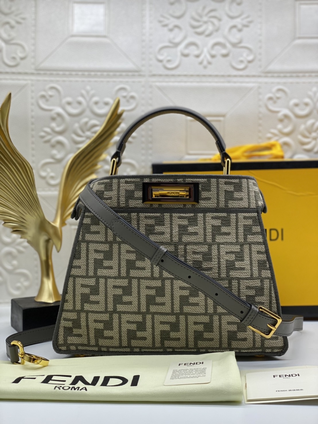 Fendi peekaboo 25cm เกรดออริจินอล กระเป๋าเฟนดิ คลาสสิกตามแบบฉบับแบรนด์ วัสดุคุณภาพอย่างดี เพิ่มความหรูหราและโดดเด่นด้วยการตกแต่งลวดลายโลโก้เด่นชัดทั้งใบ และด้วยขนาดที่กะทัดรัดและดีไซน์ที่เรียบหรูนี้ จึงสามารถนำไปแมทช์กับการแต่งตัวได้ง่าย ไม่ว่าจะเป็นสไตล์